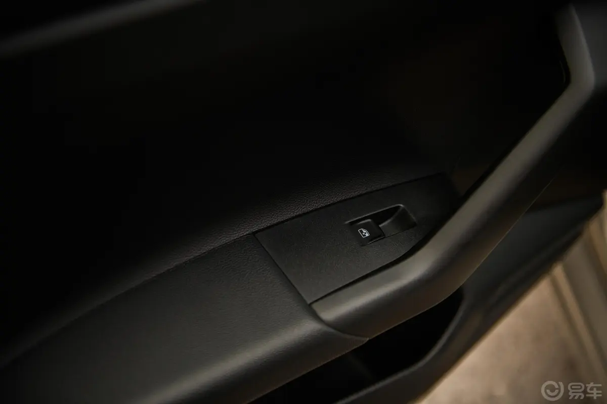 PoloPlus 1.5L 自动炫彩科技版后车窗调节