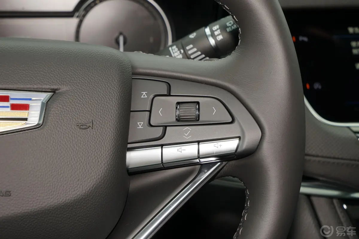 凯迪拉克XT6轻混 2.0T 四驱风尚型 6座右侧方向盘功能按键