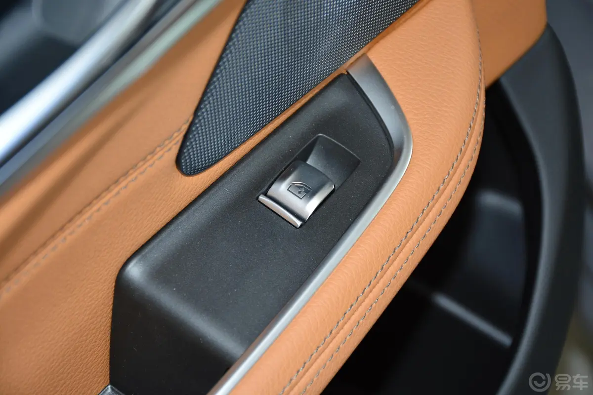 宝马6系GT改款 630i 豪华设计套装后车窗调节