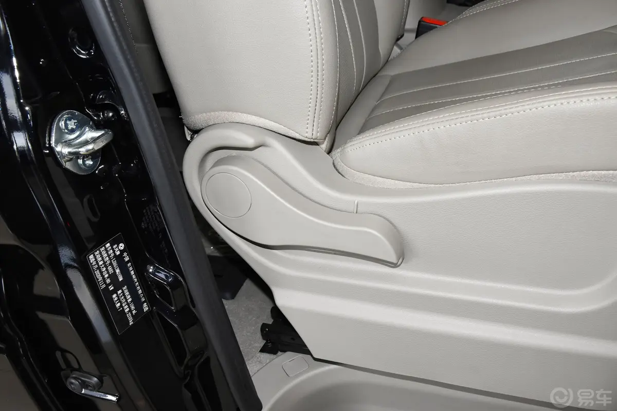 菱智M5L 1.6L 奋斗豪华型 7座副驾座椅调节