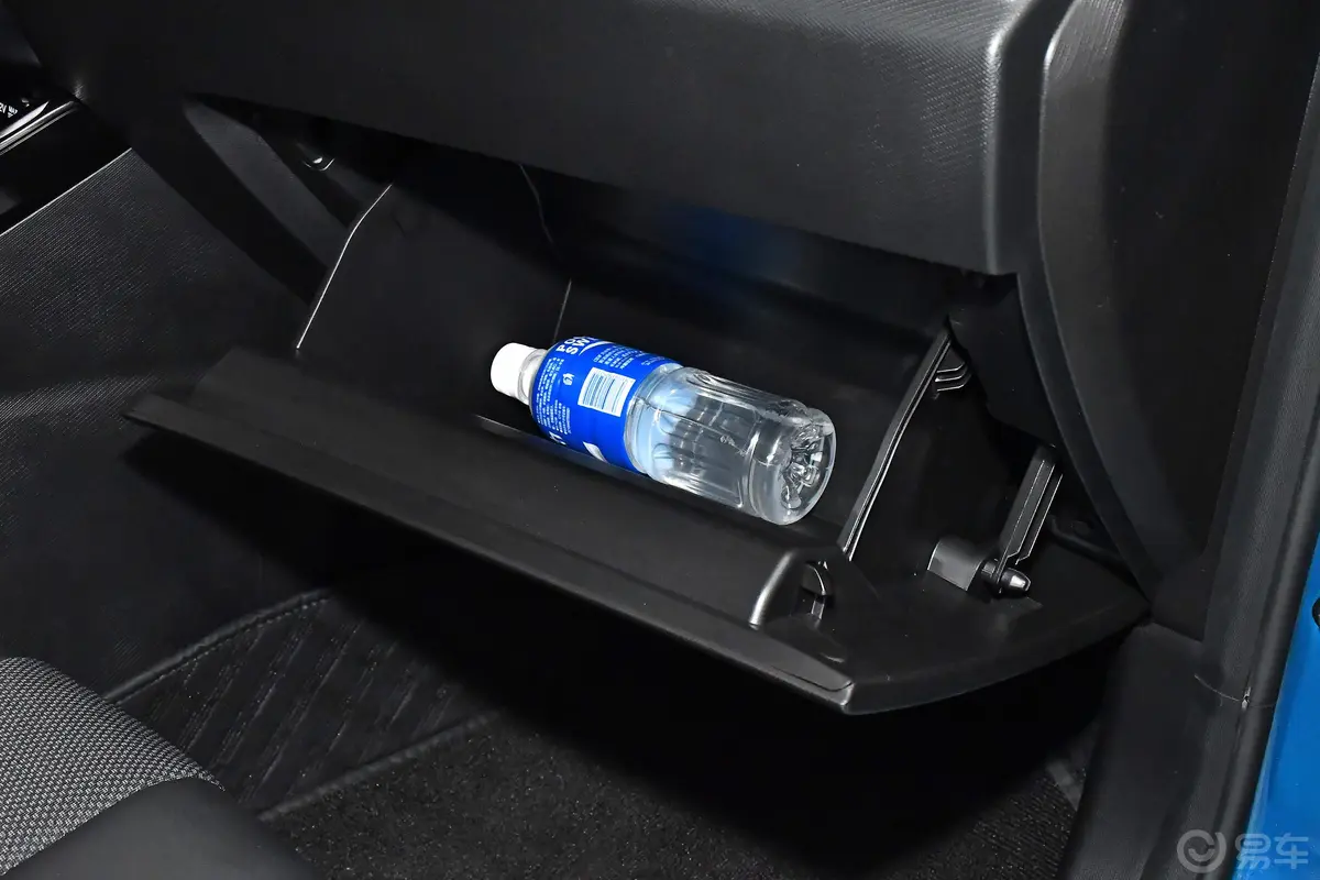 长安欧尚X5改款 1.5T 双离合豪华型手套箱空间水瓶横置