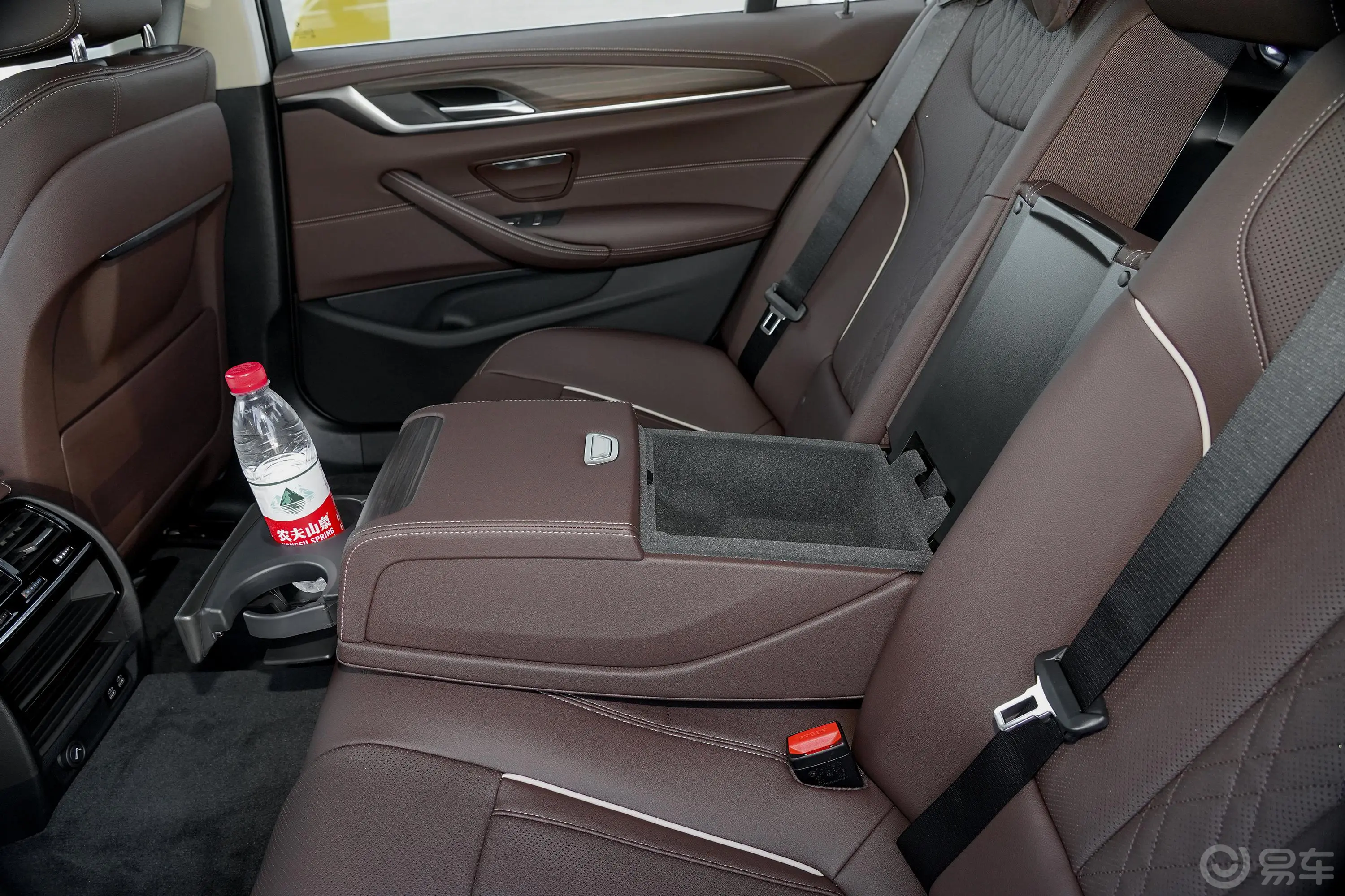 宝马5系改款 530Li xDrive 豪华套装后排杯架