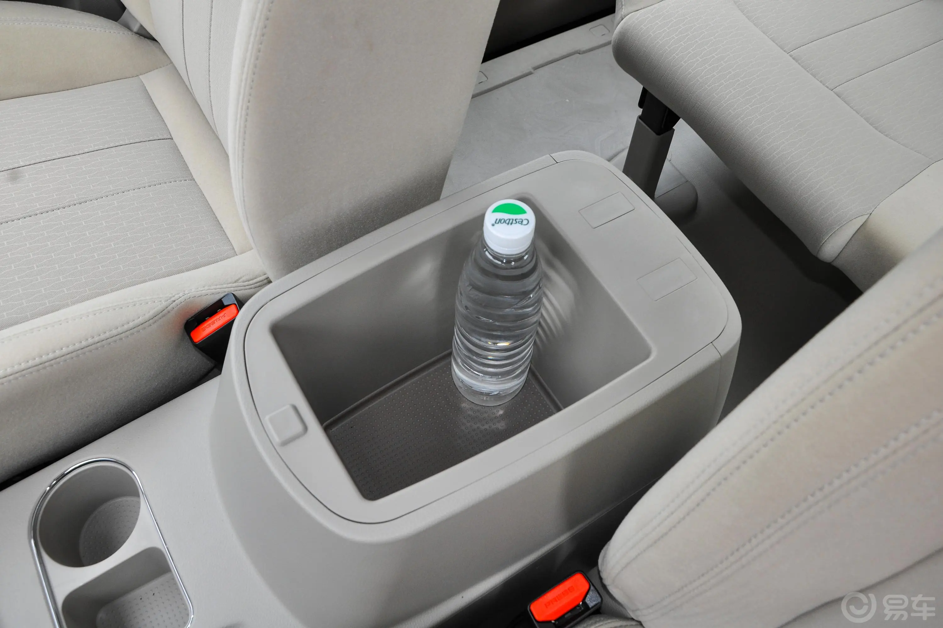 菱智M5 EV客运版 舒适型 7座前排扶手箱储物格
