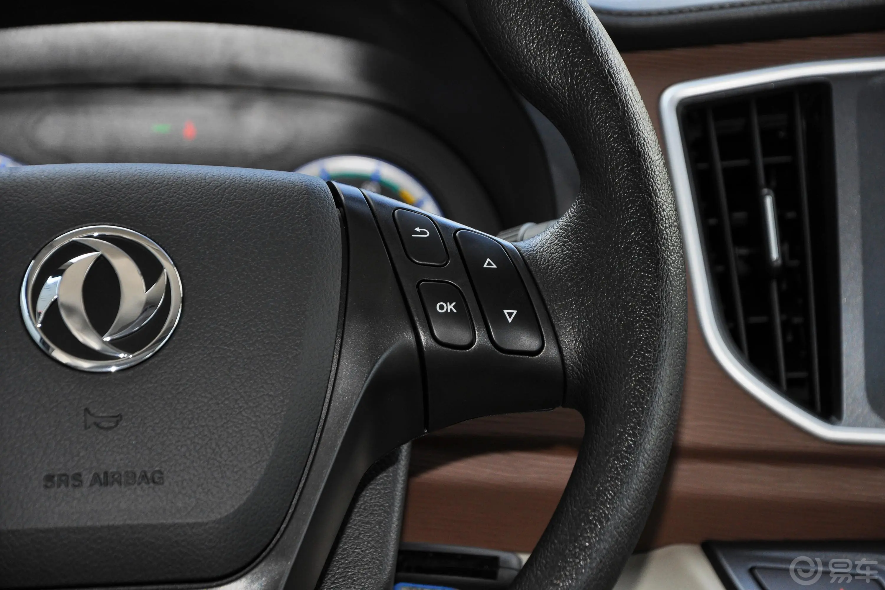 菱智M5 EV客运版 舒适型 7座右侧方向盘功能按键
