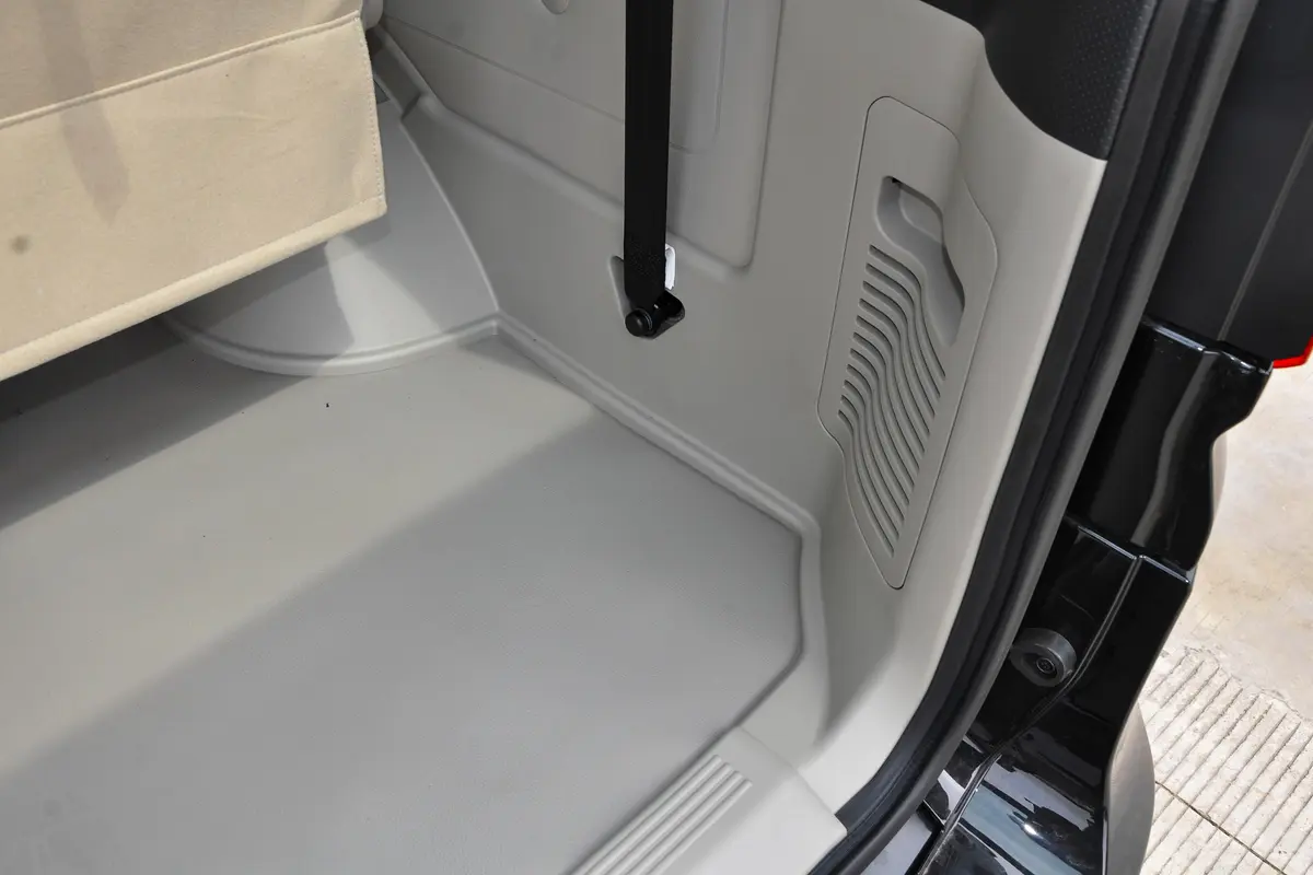 菱智M5 EV客运版 舒适型 7座空间