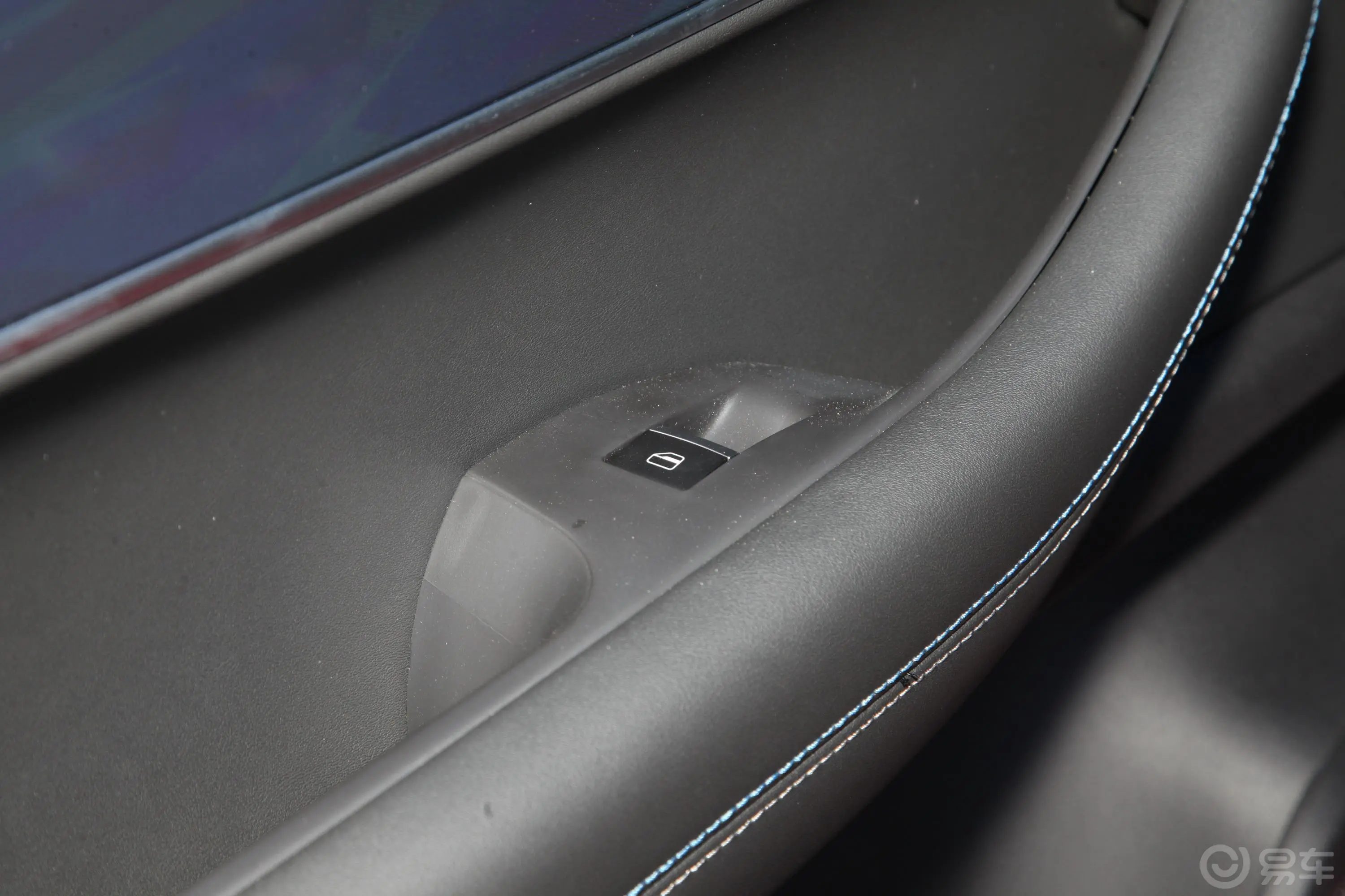 瑞虎7 PLUS鲲鹏版 1.6T 双离合尊贵型后车窗调节