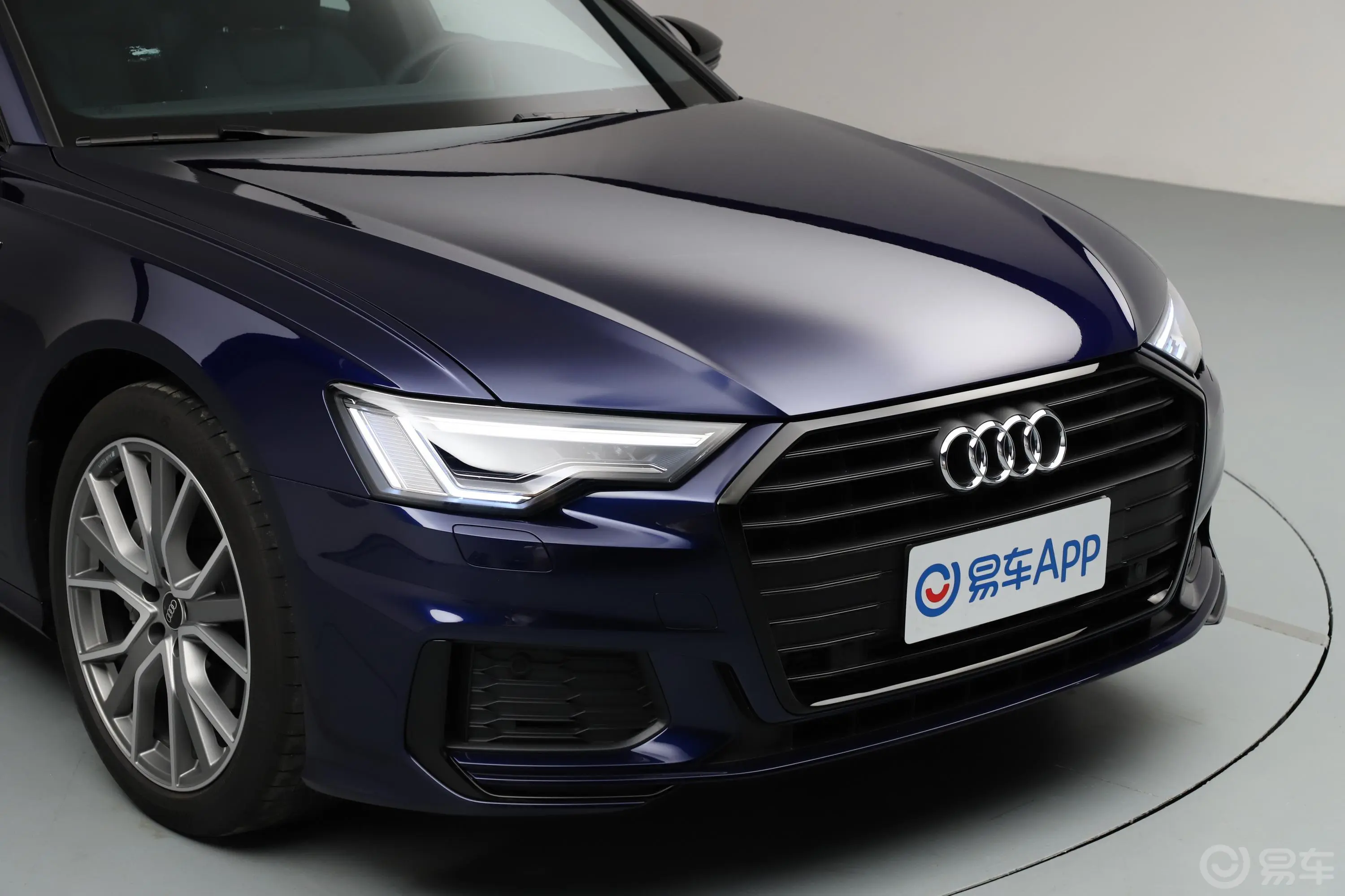 奥迪A6Avant 先锋派 45 TFSI 星辰版前格栅侧俯拍