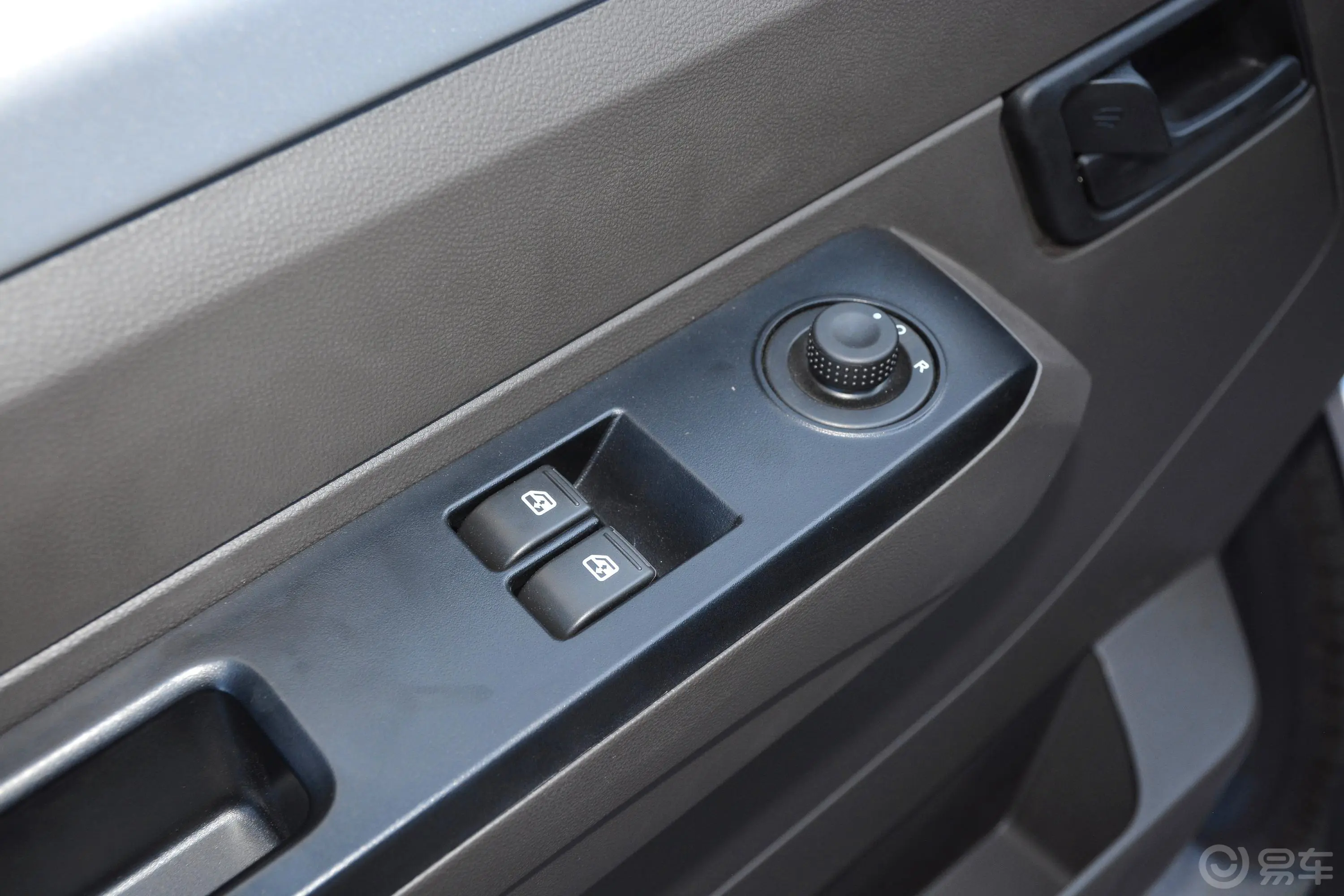 五菱荣光新卡1.8 手动 双排后双轮舒适型车窗调节整体