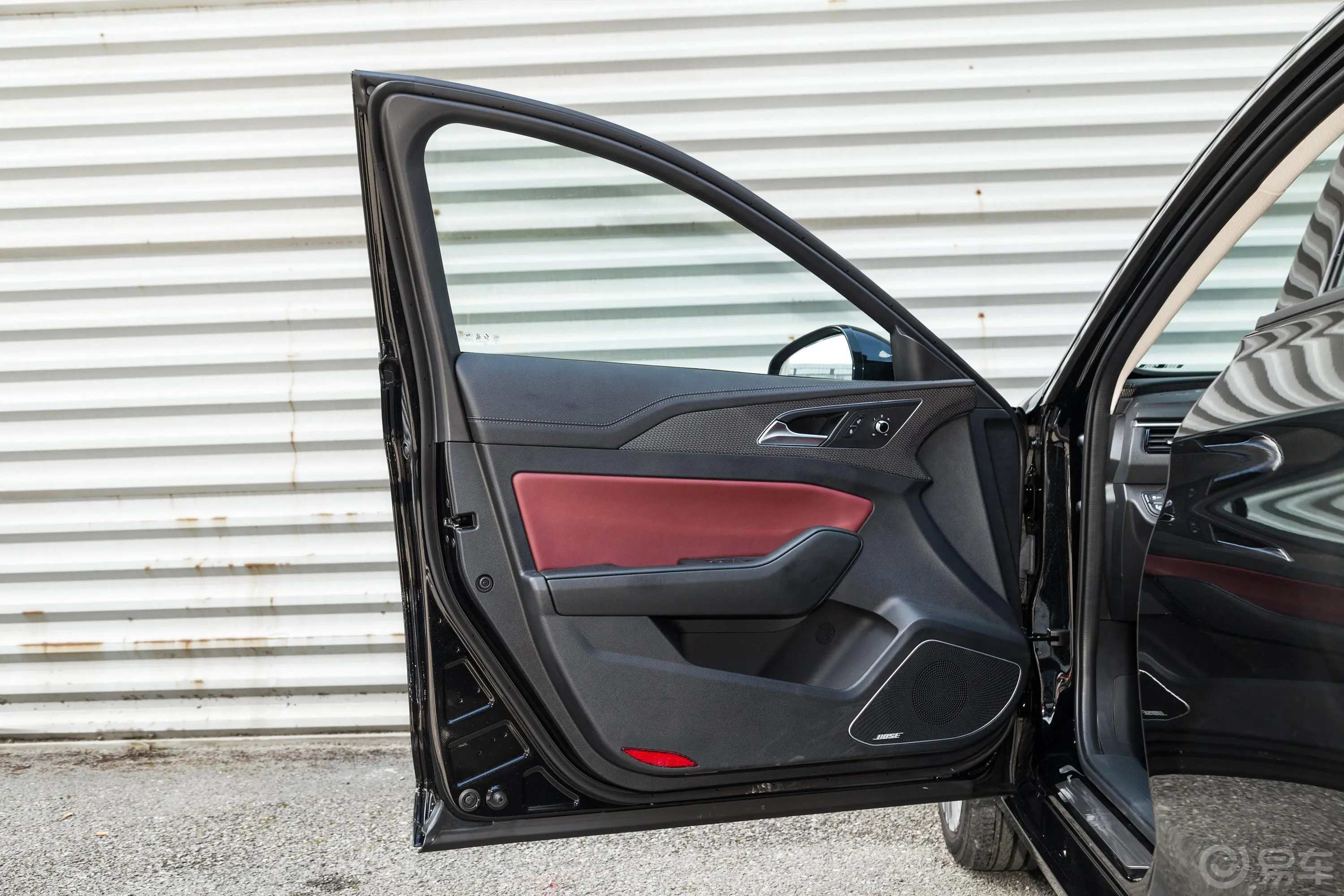 红旗H5经典经典款 1.8T 自动智联旗畅版驾驶员侧前车门