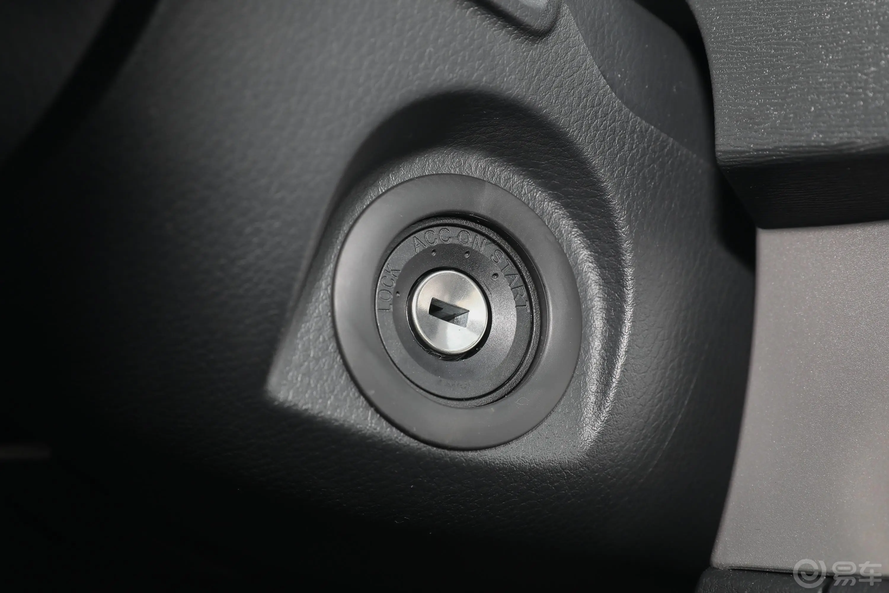 大通G102.0T 自动智享版 汽油 7座钥匙孔或一键启动按键