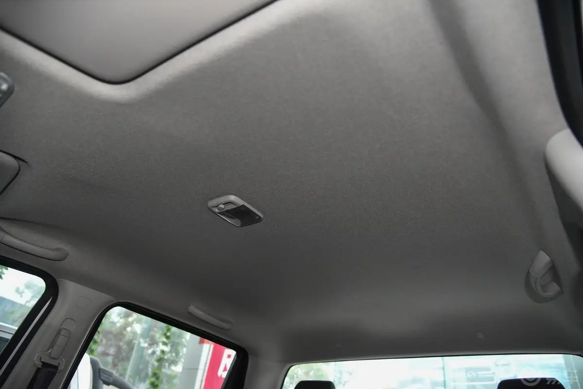 纳瓦拉改款 2.5L 手动四驱舒适型天窗内拍关闭