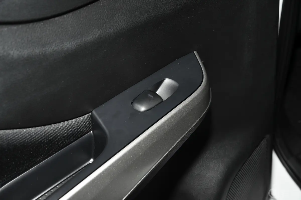 纳瓦拉改款 2.5L 手动四驱舒适型后车窗调节