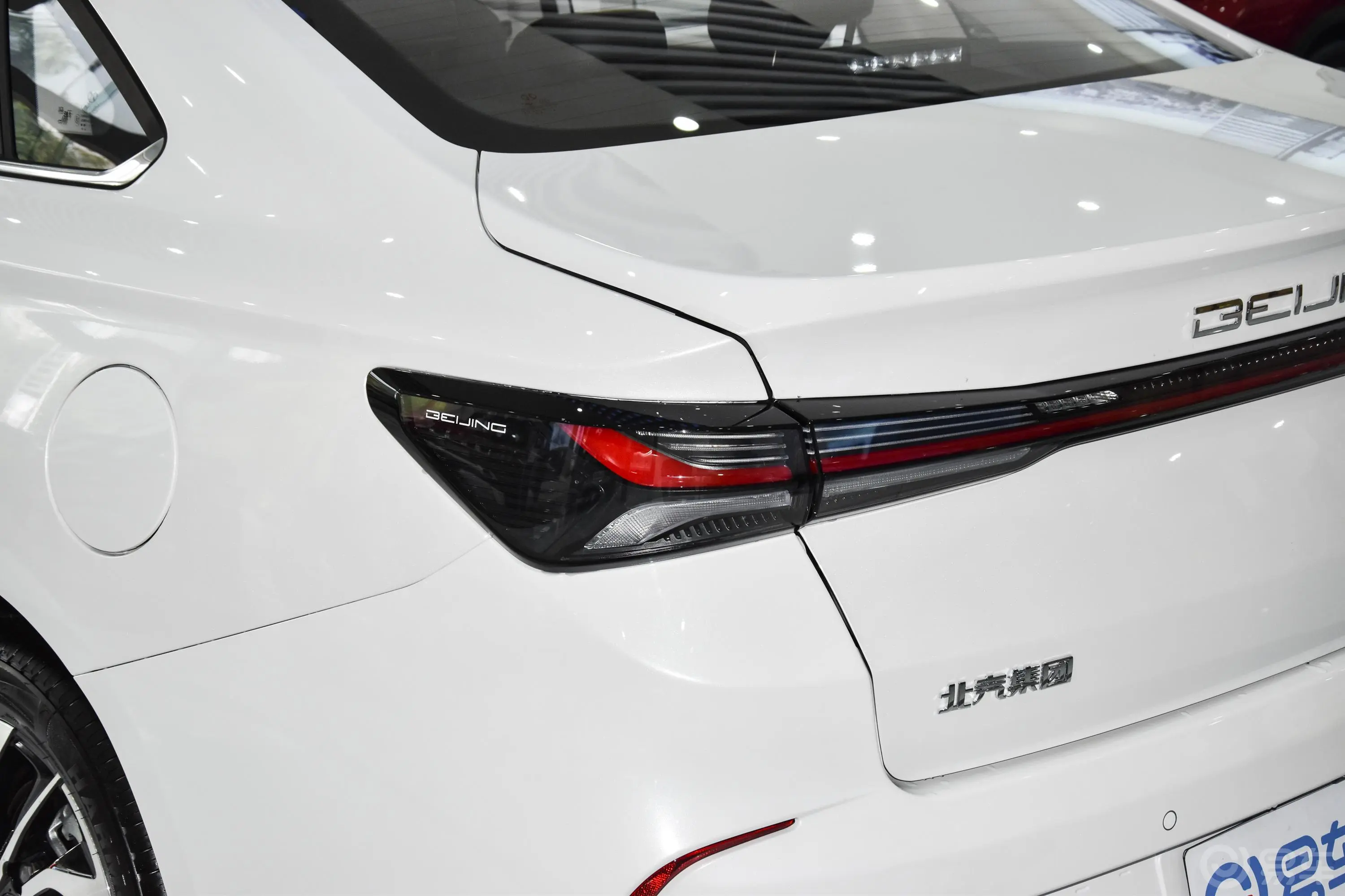 北京U5 PLUS1.5L CVT 豪华版尾灯侧45度俯拍