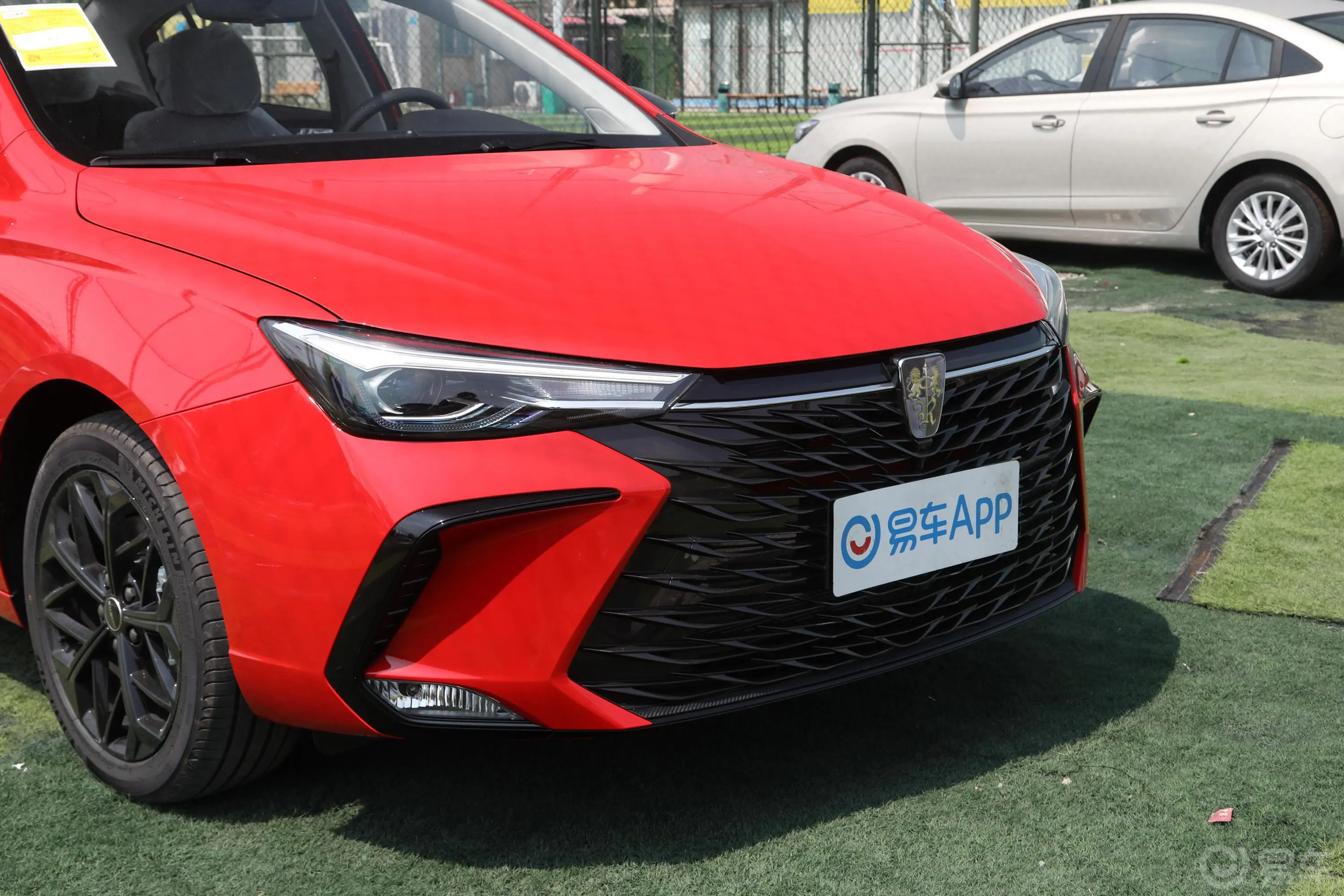 荣威i5GT 1.5T 双离合音速版前格栅侧俯拍