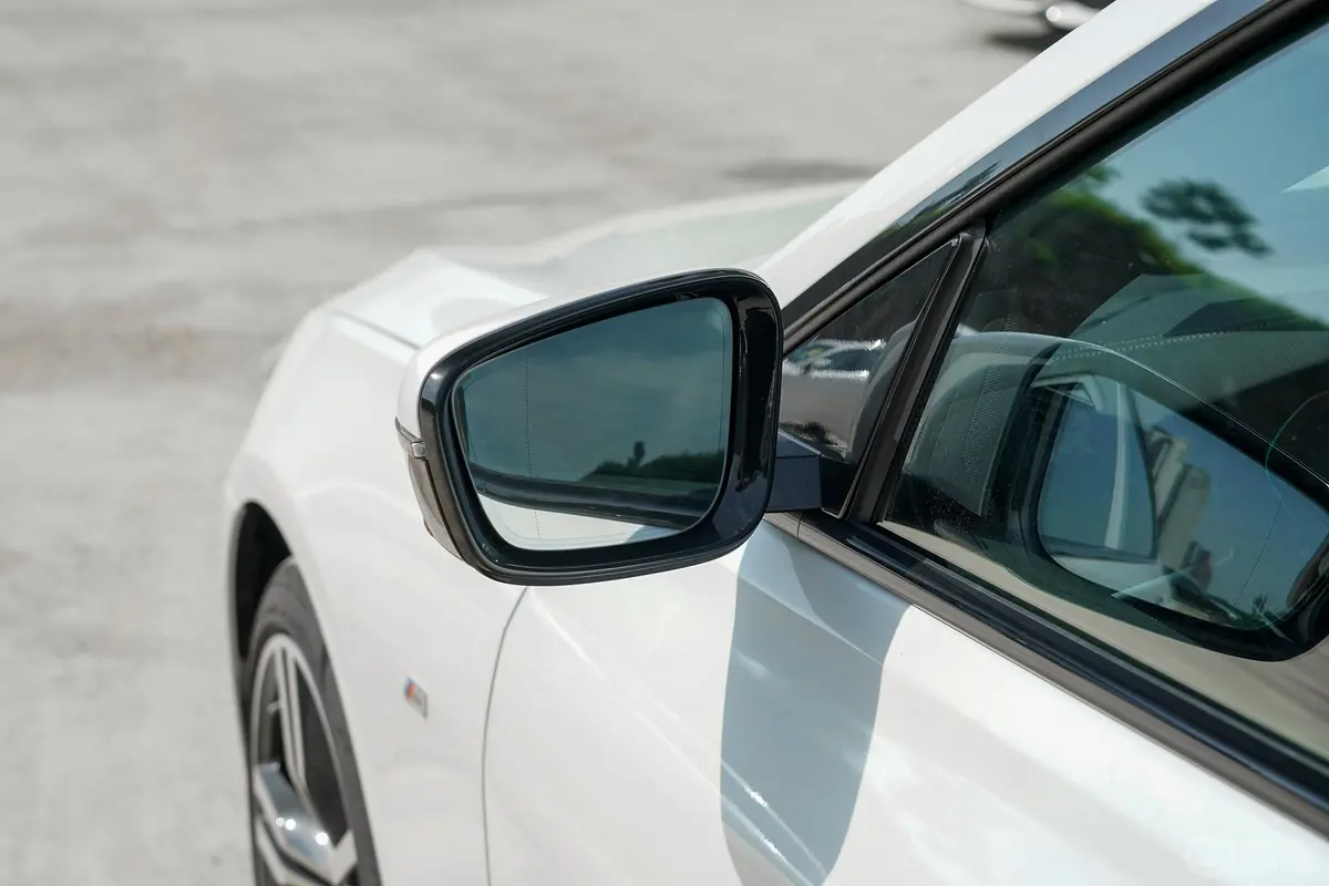 宝马6系GT改款 630i M运动套装后视镜镜面