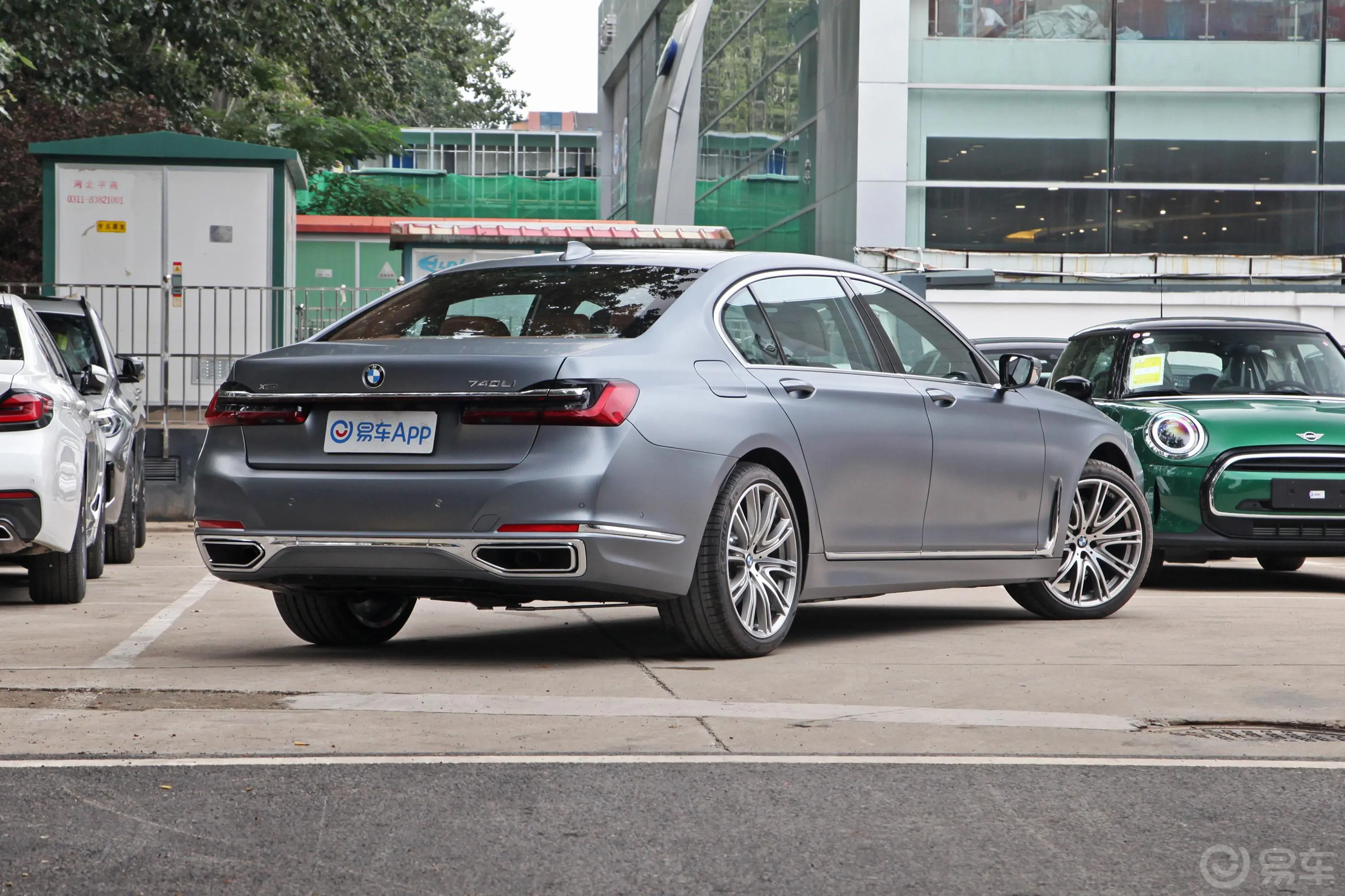 宝马7系740Li xDrive 行政型 豪华套装侧后45度车头向右水平