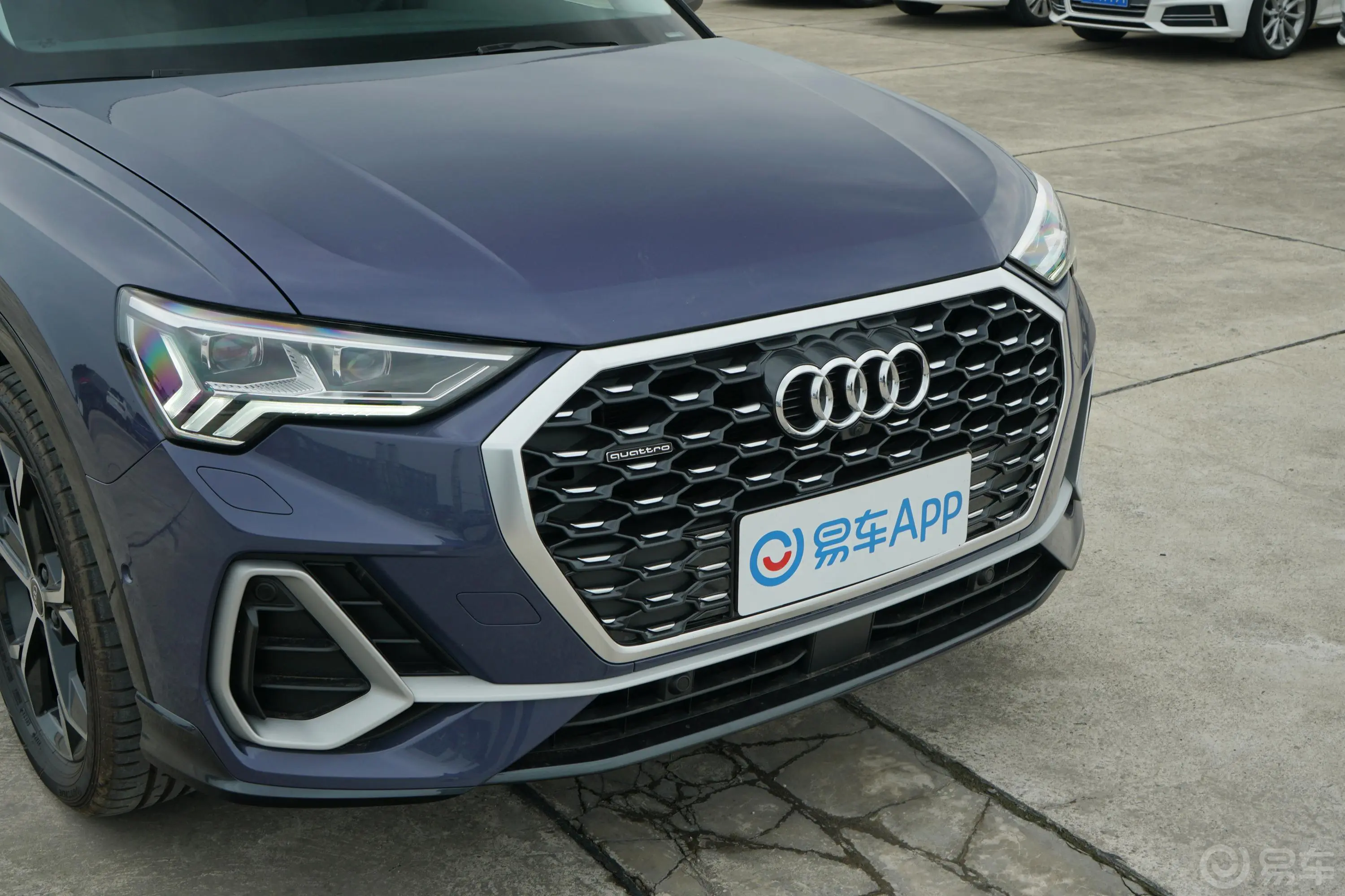 奥迪Q3 Sportback45 TFSI quattro 豪华型前格栅侧俯拍