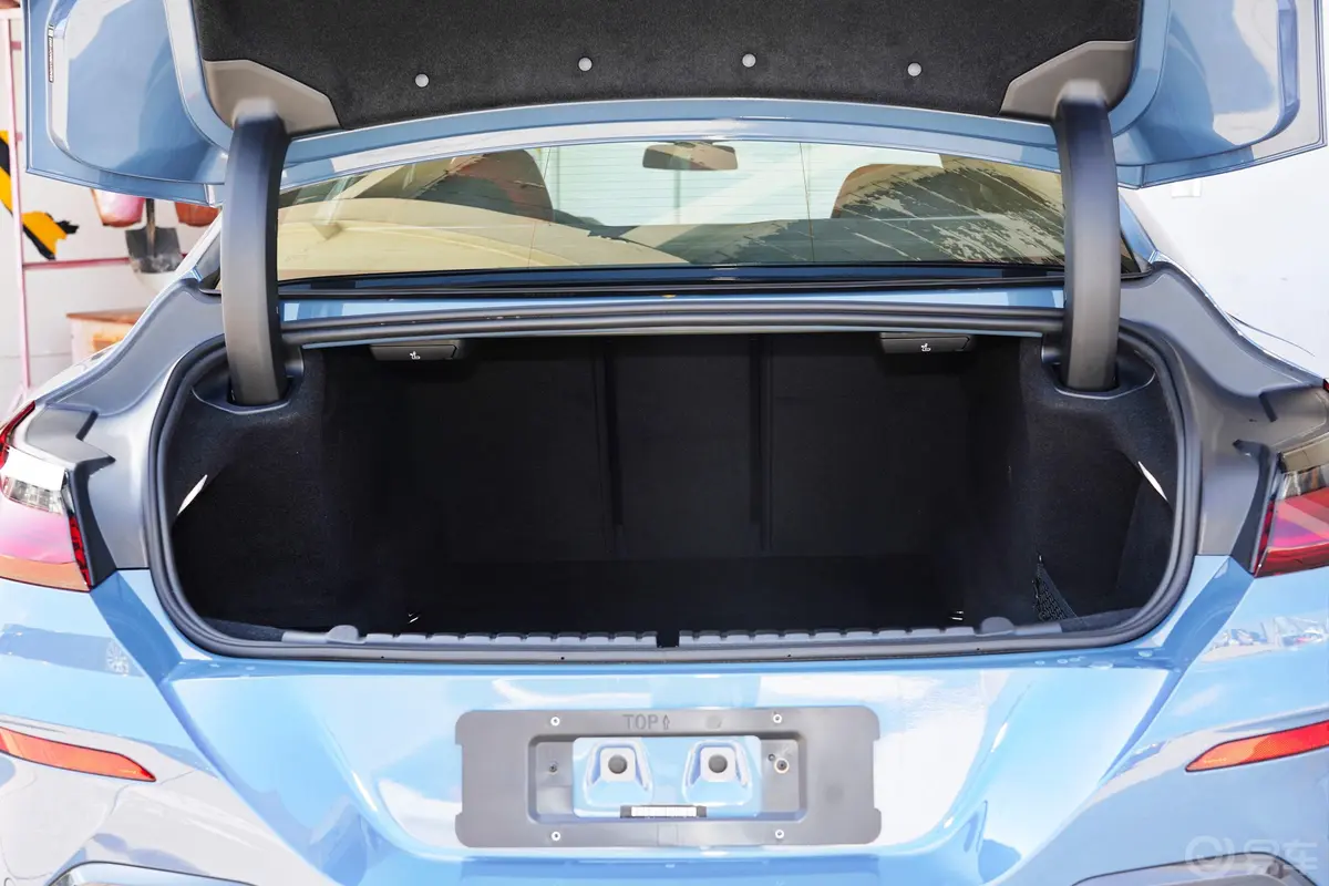宝马8系四门轿跑车 840i xDrive M运动套装后备厢空间特写