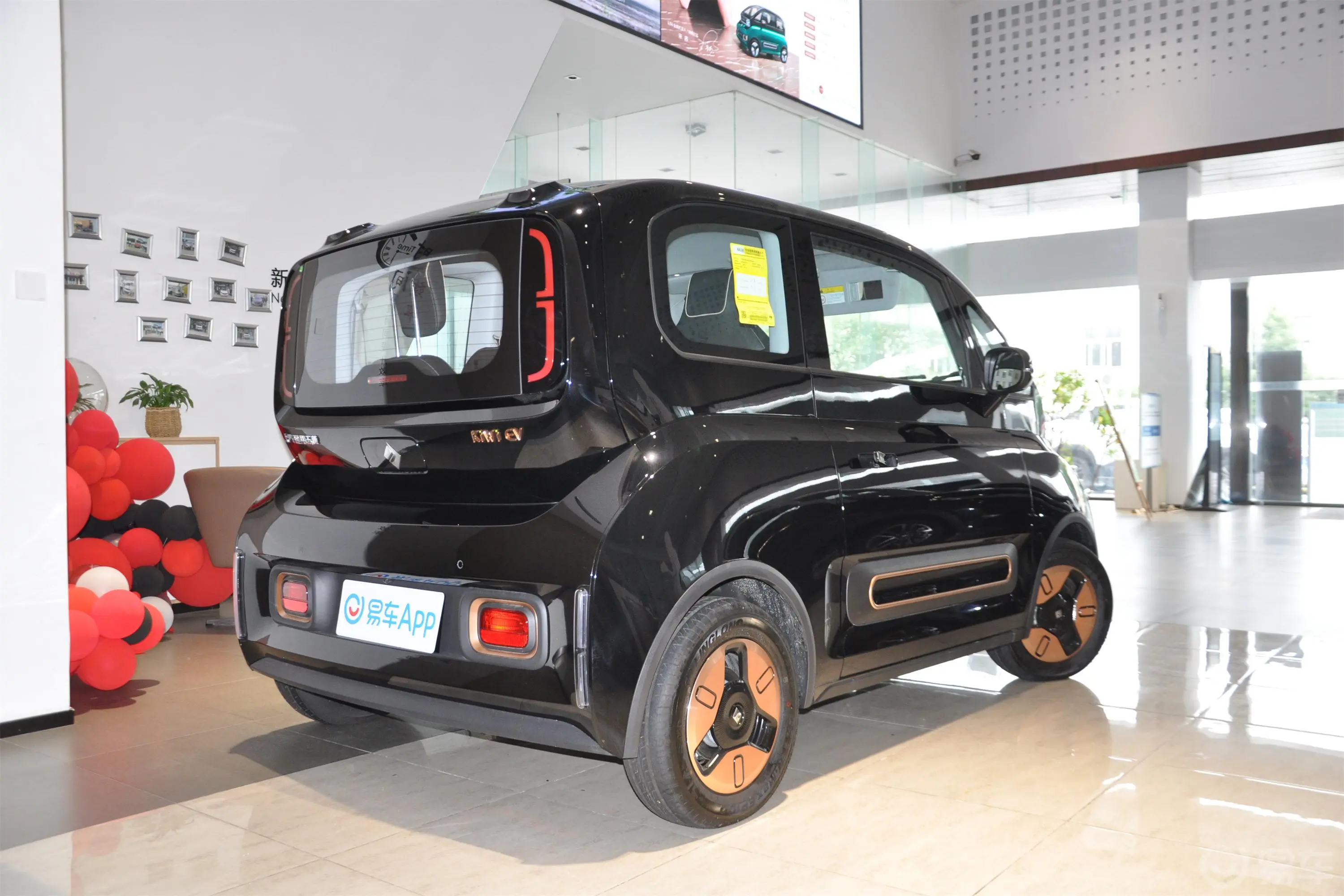 宝骏KiWi EV305km 设计师 多氟多新能源31.9kWh三元锂侧后45度车头向右水平