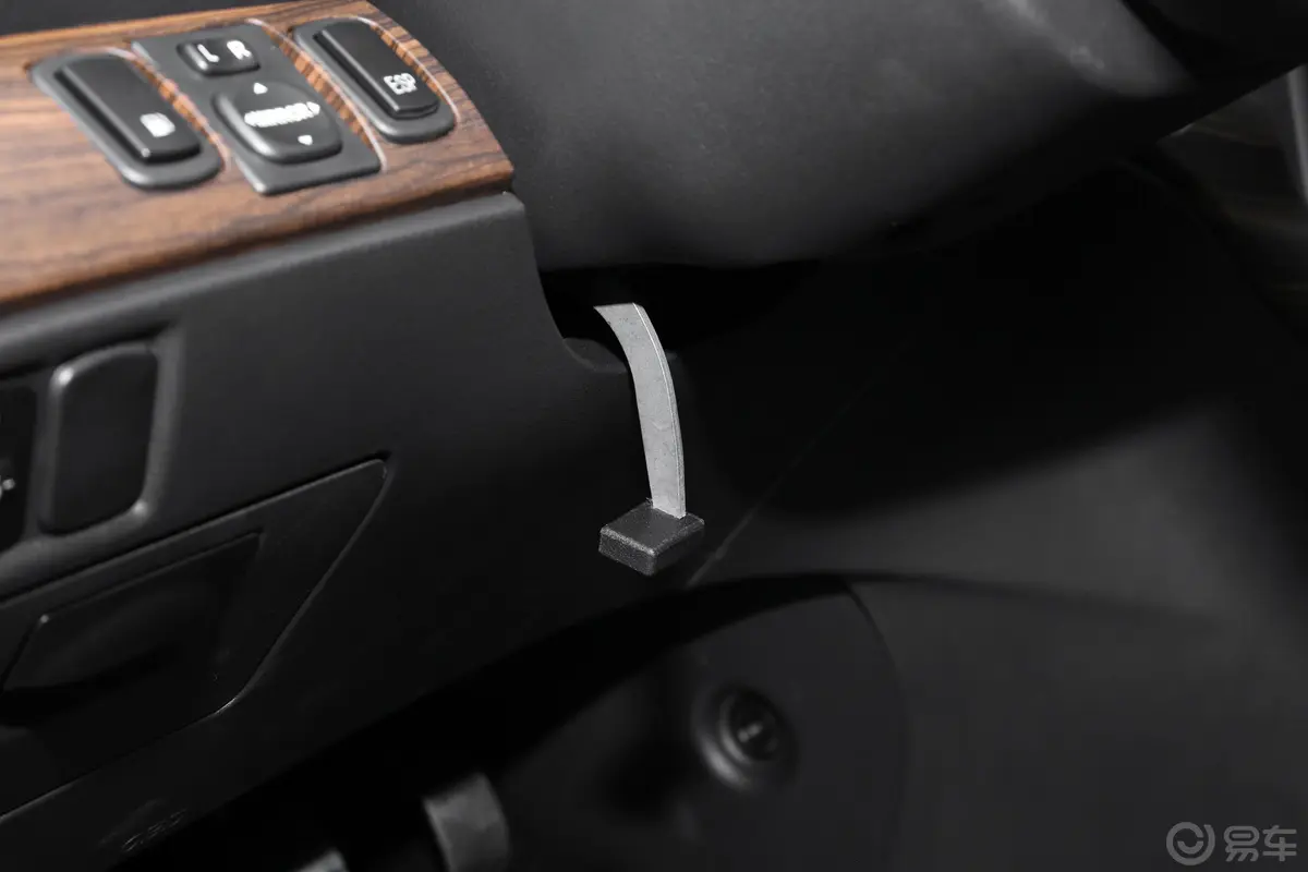 菱智PLUS旅行版 2.0L 手动 豪华型 9座方向盘调节