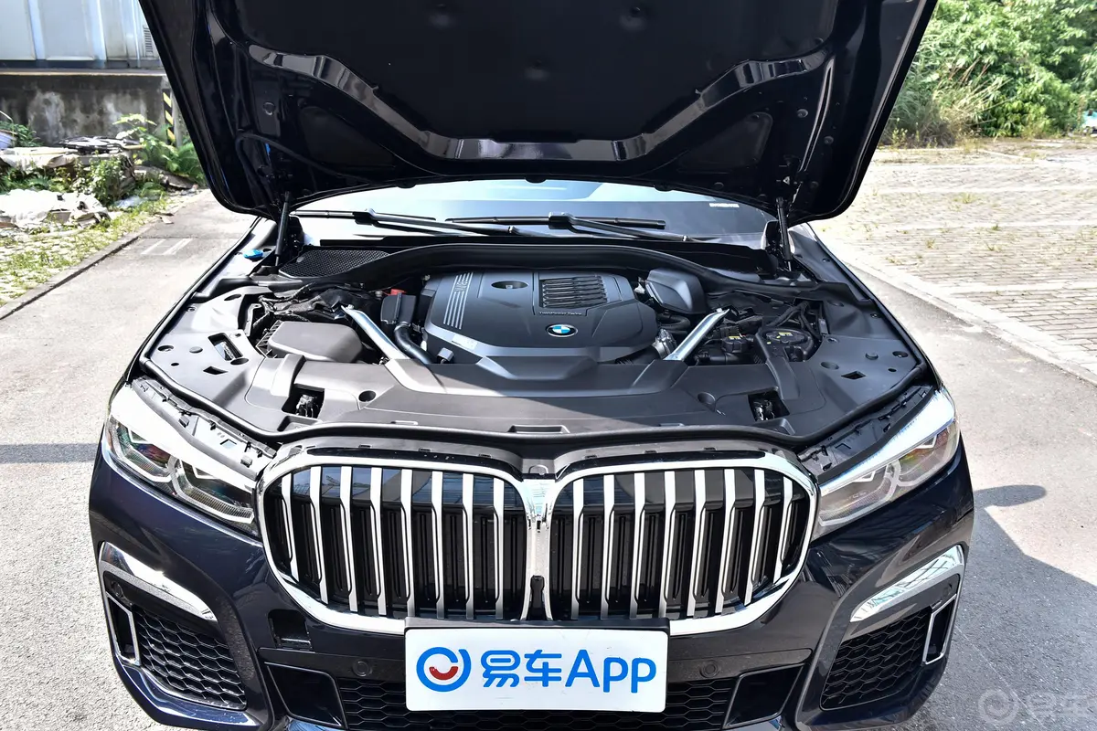 宝马7系740Li 领先型 M运动套装发动机舱整体