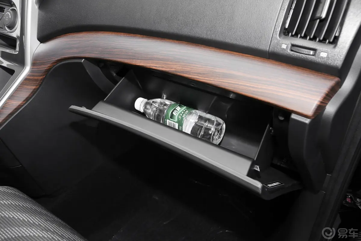 菱智PLUS旅行版 2.0L 手动 舒适型 9座手套箱空间水瓶横置