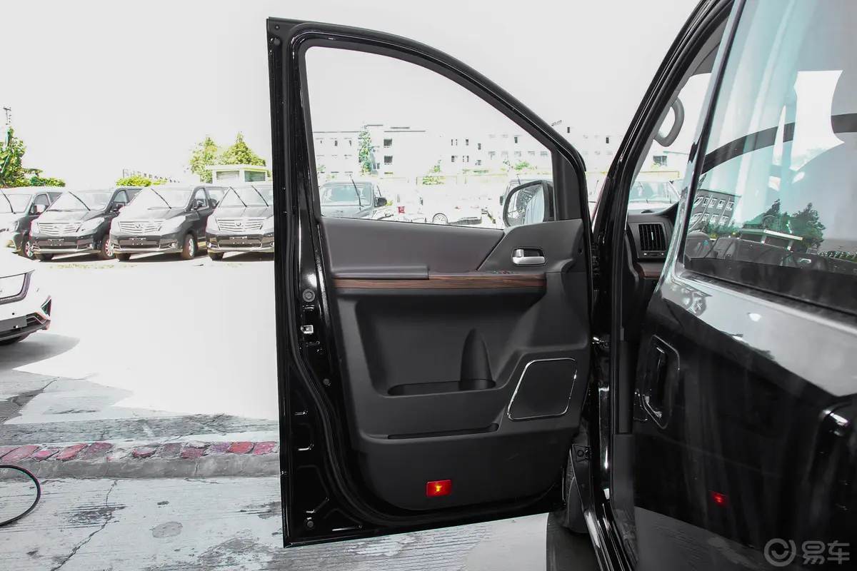 菱智PLUS旅行版 2.0L 手动 舒适型 7座驾驶员侧前车门