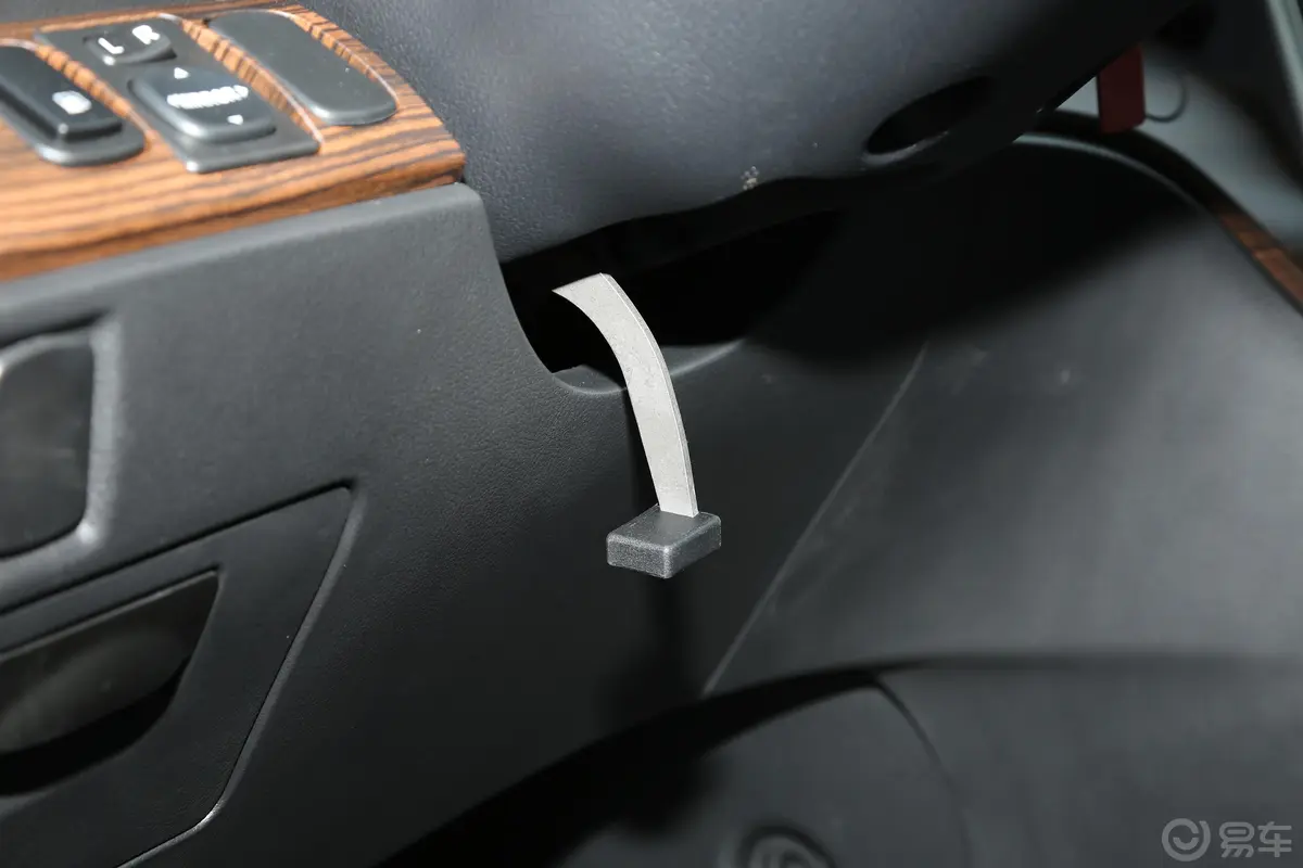 菱智PLUS旅行版 2.0L 手动 舒适型 9座方向盘调节