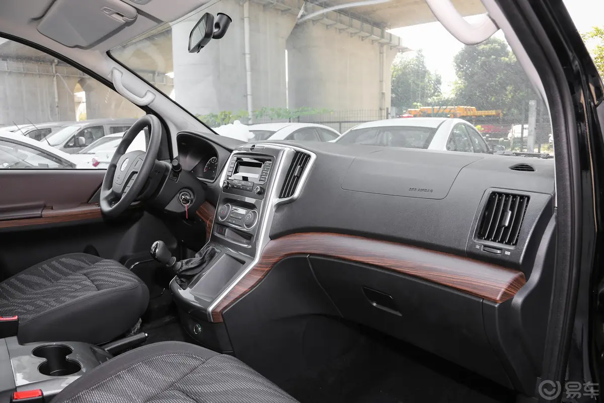 菱智PLUS旅行版 2.0L 手动 舒适型 9座内饰全景副驾驶员方向