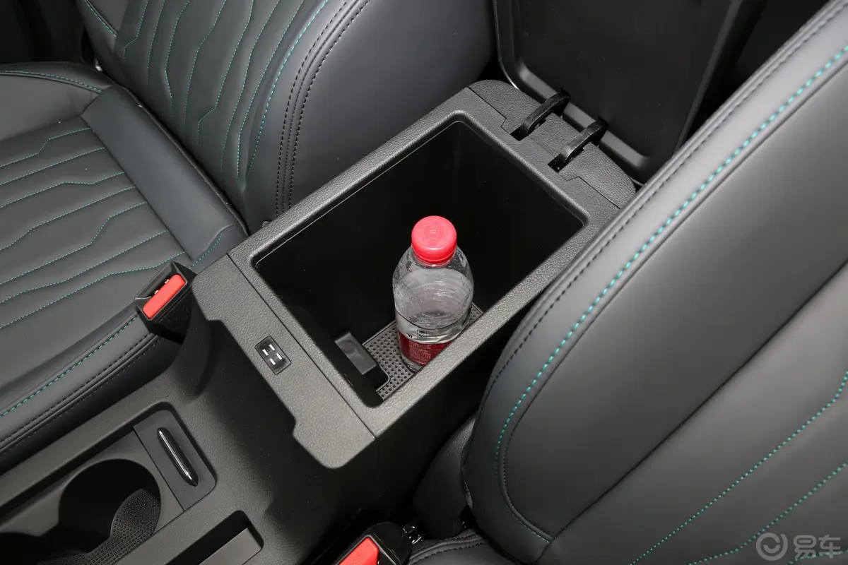 风行S50 EV改款 PLUS前排扶手箱储物格