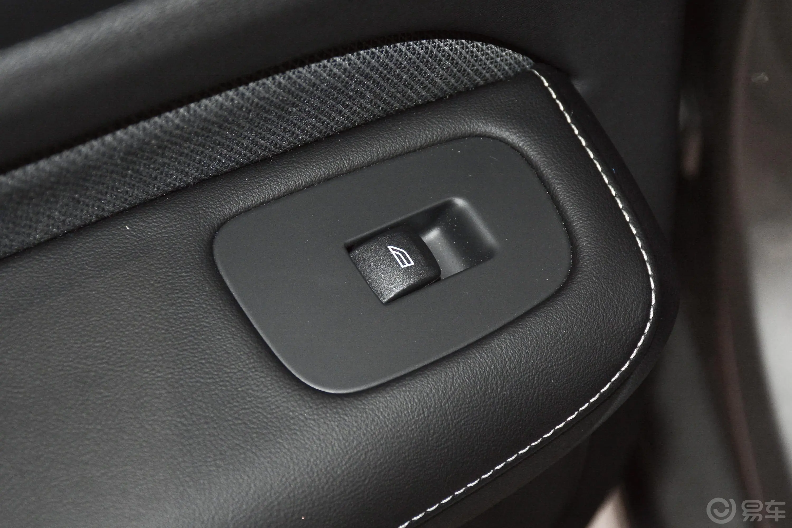 沃尔沃S60新能源T8 四驱智雅运动版后车窗调节