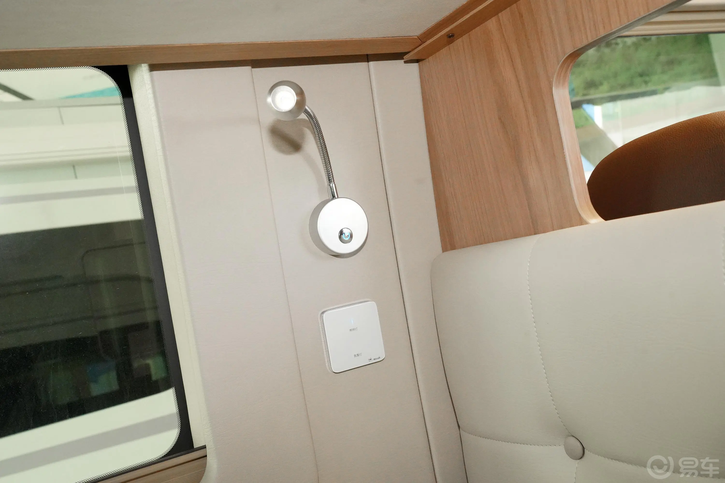 上汽大通MAXUS V90房车旅行家V90 2.0T 自动 纵床豪华版空间