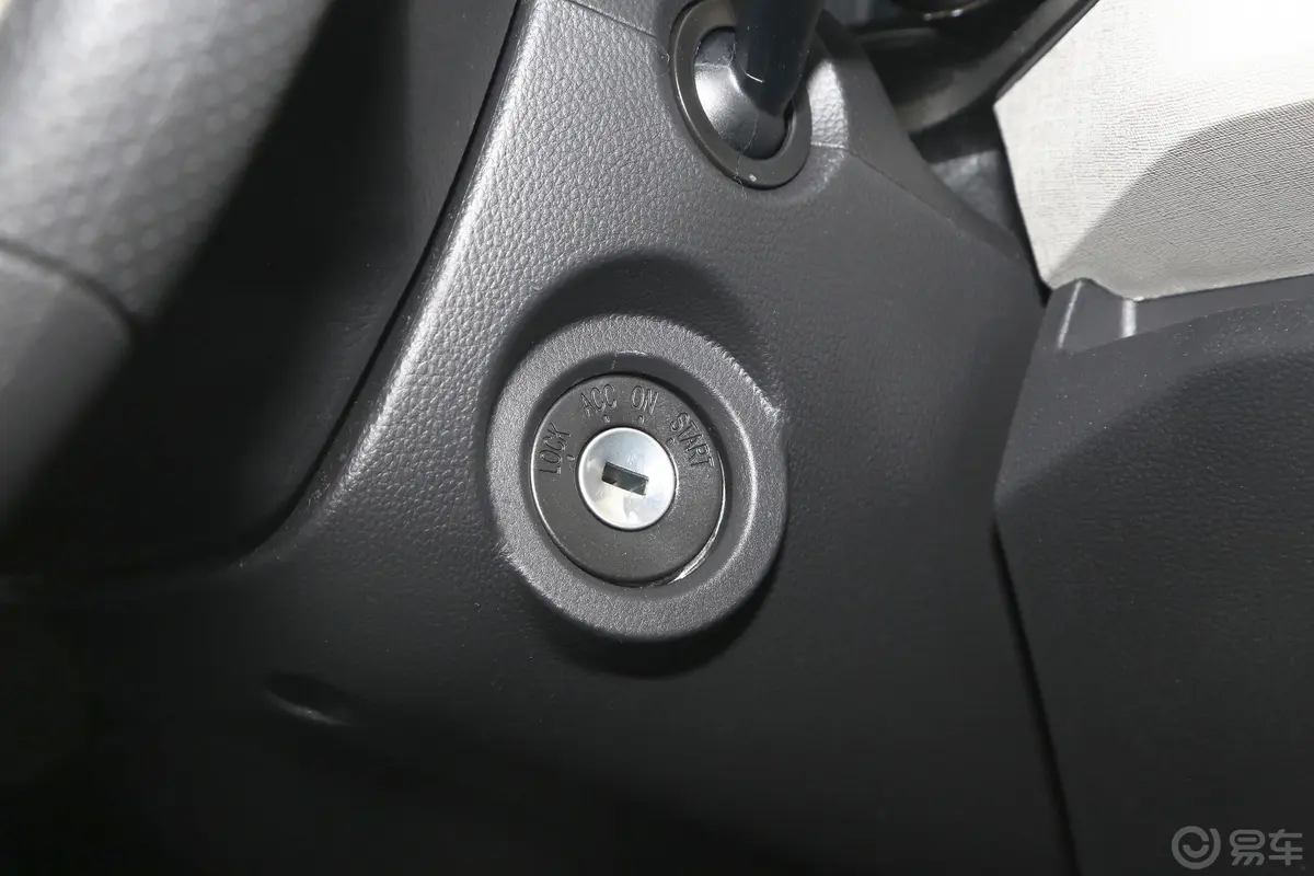 五菱征程1.5T 豪华型营运车钥匙孔或一键启动按键