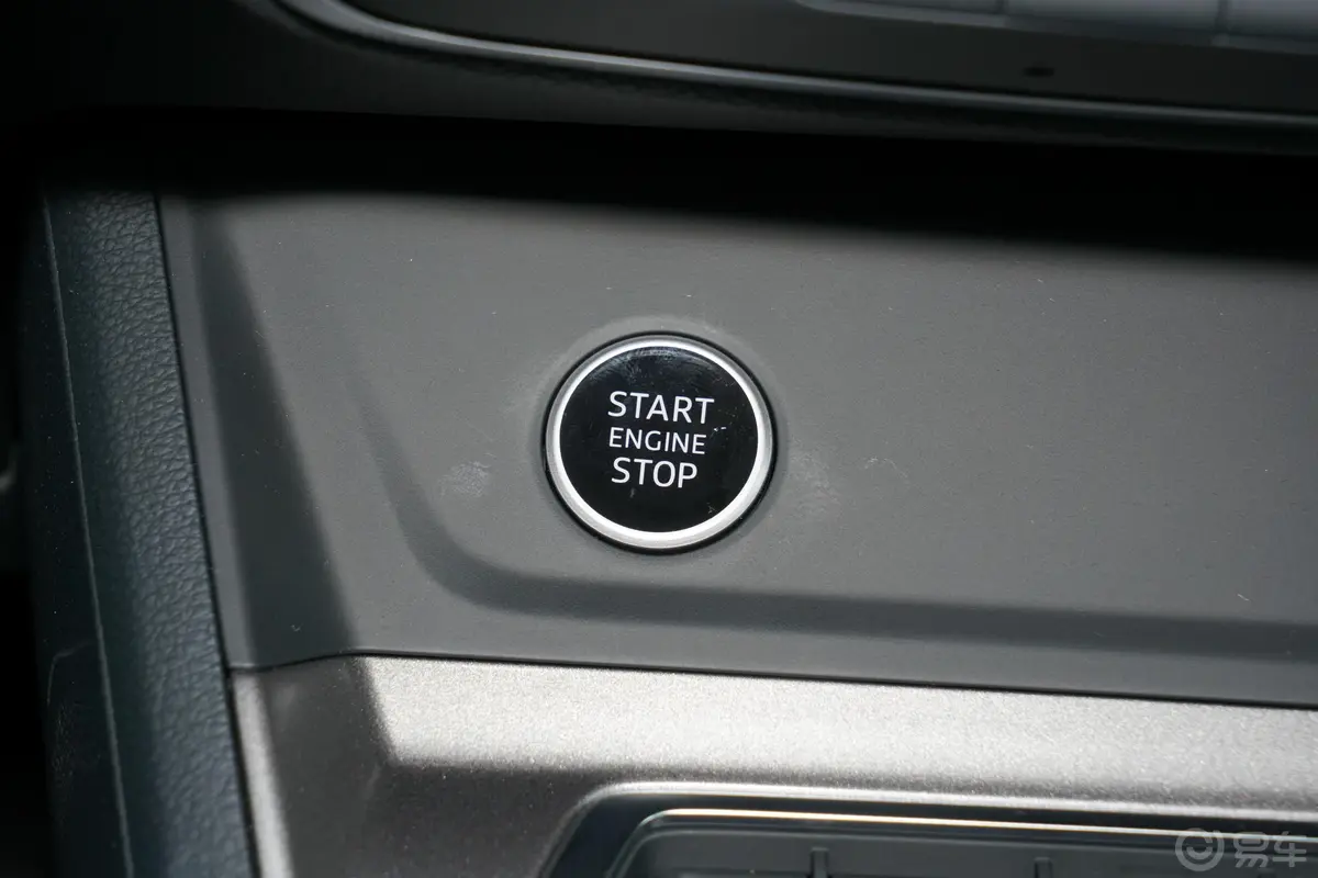 奥迪Q3 Sportback40 TFSI RS套件燃速型钥匙孔或一键启动按键