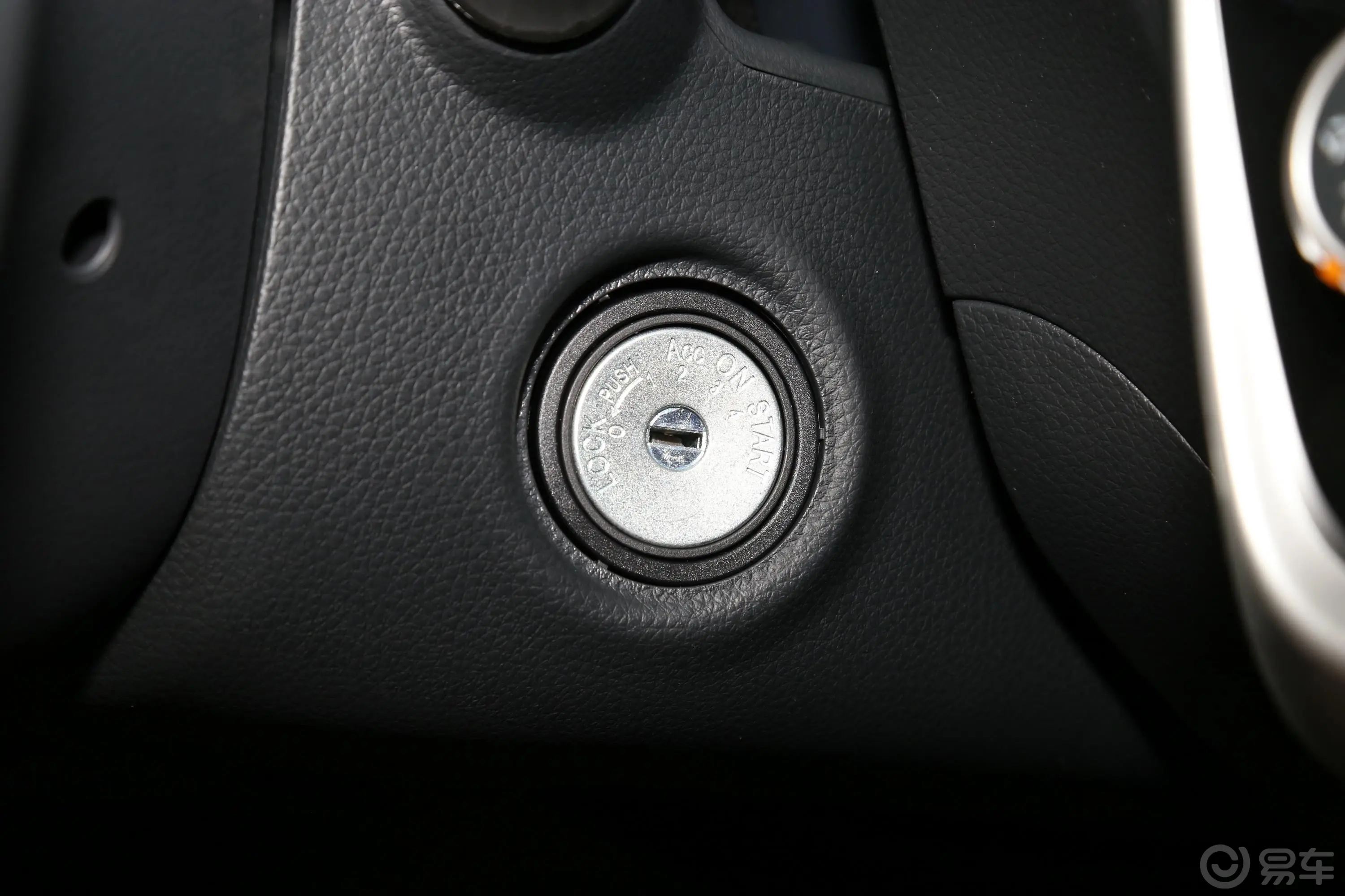 骐达1.6L 手动乐动版钥匙孔或一键启动按键