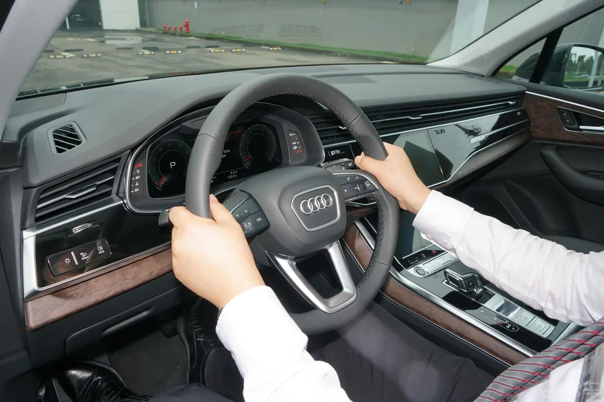 奥迪Q755 TFSI quattro S line运动型内饰