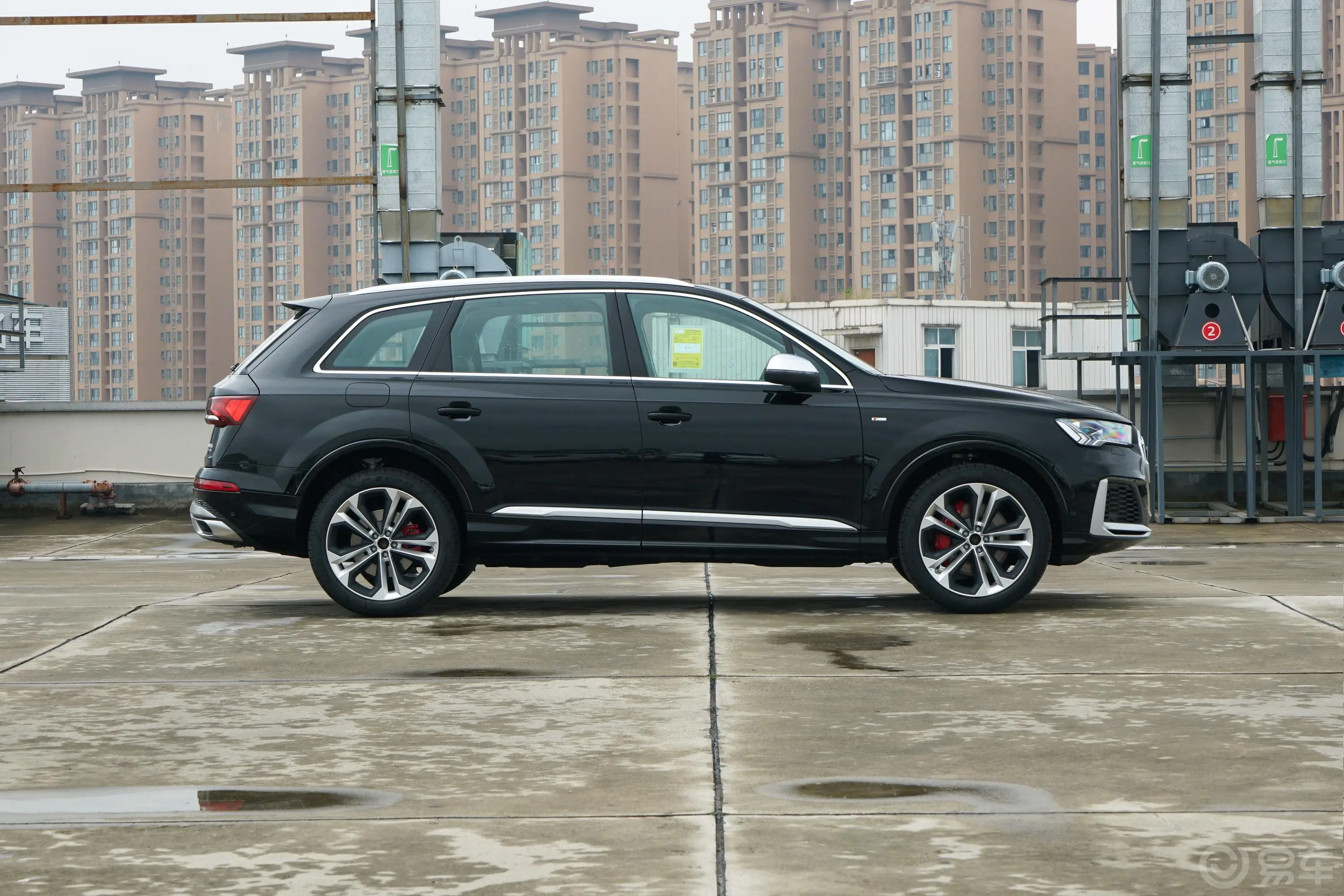 奥迪Q755 TFSI quattro S line尊贵型正侧车头向右水平