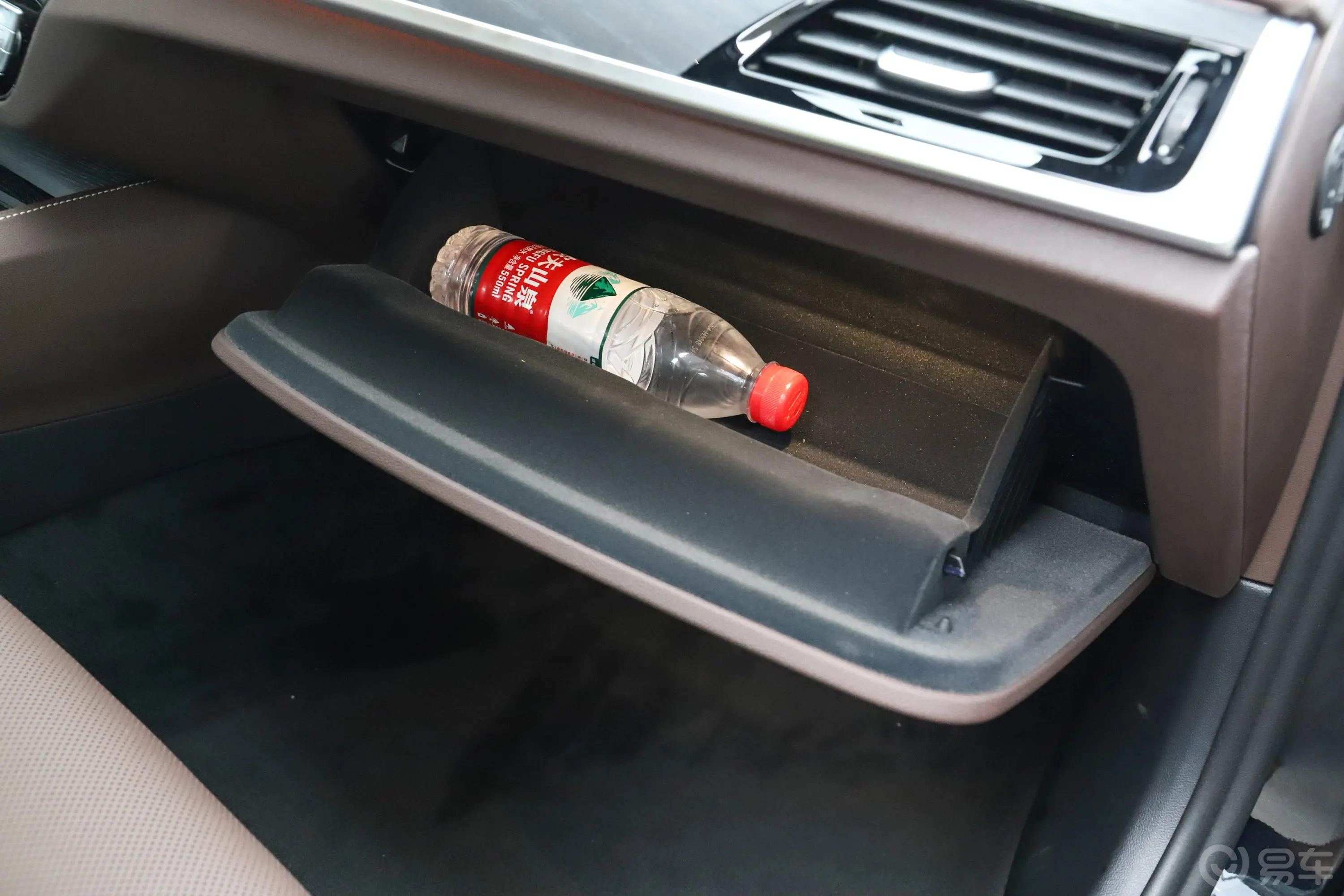宝马5系530Li xDrive M运动套装手套箱空间水瓶横置