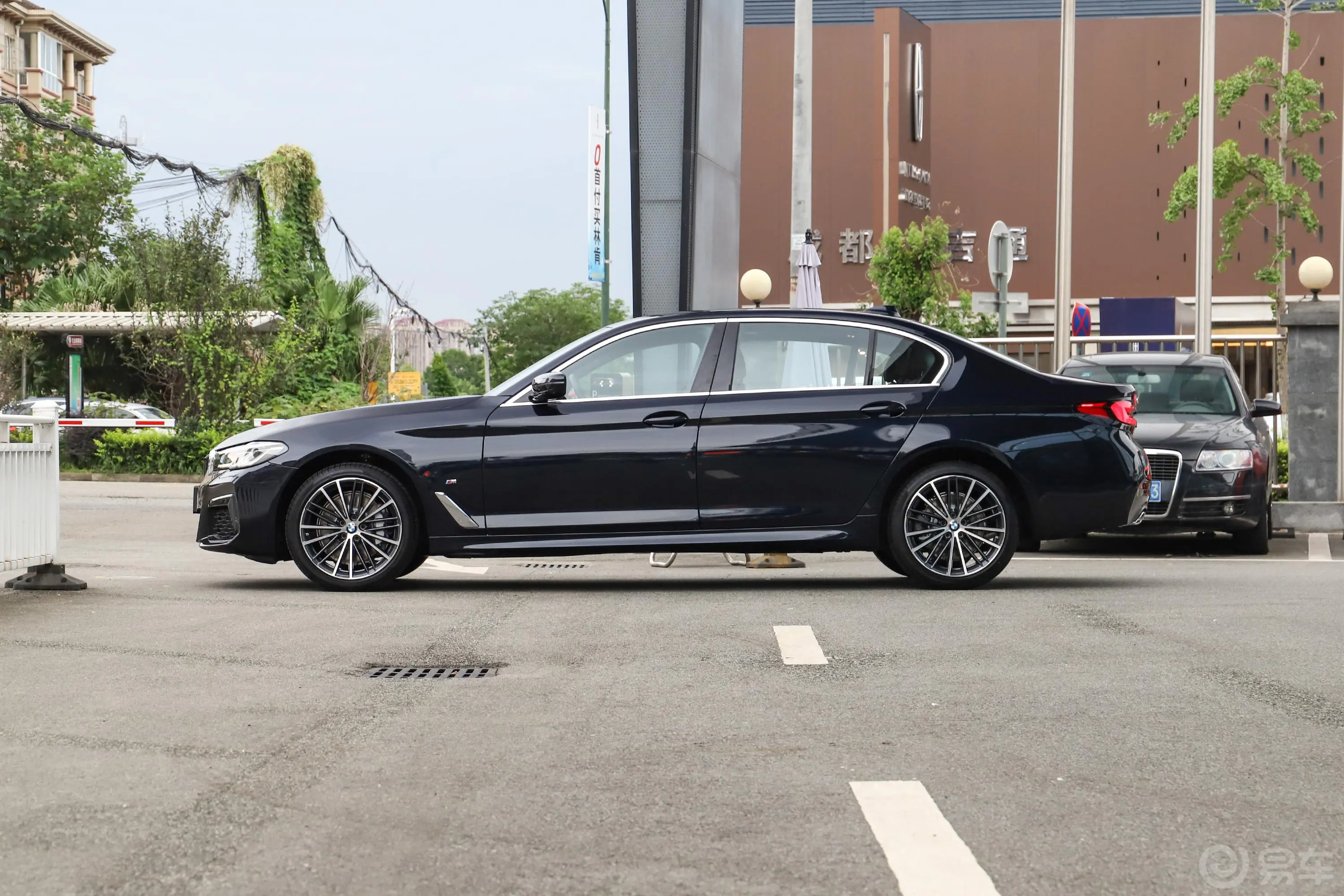 宝马5系530Li xDrive M运动套装正侧车头向左水平