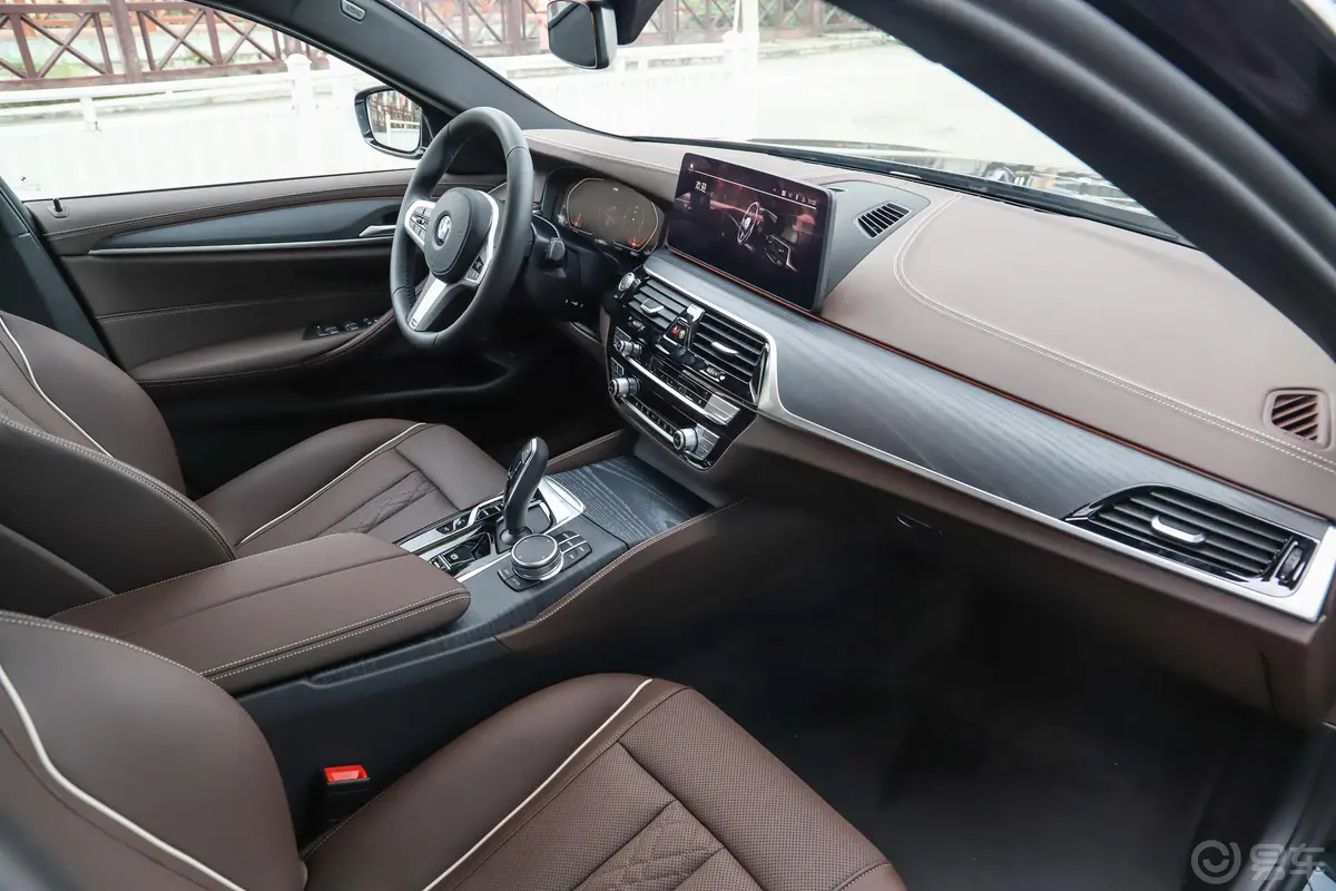 宝马5系530Li xDrive M运动套装内饰全景副驾驶员方向