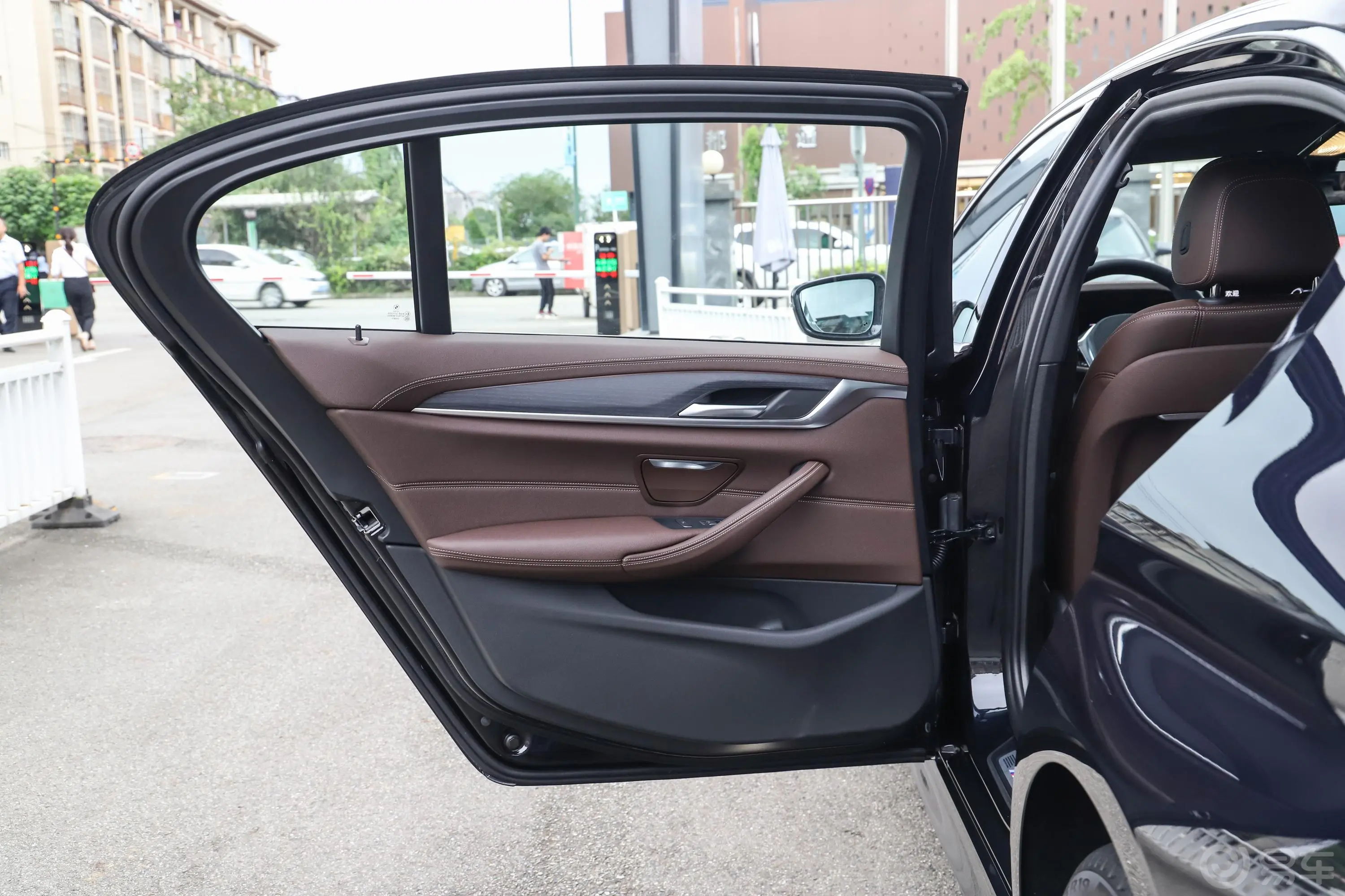 宝马5系530Li xDrive M运动套装驾驶员侧后车门