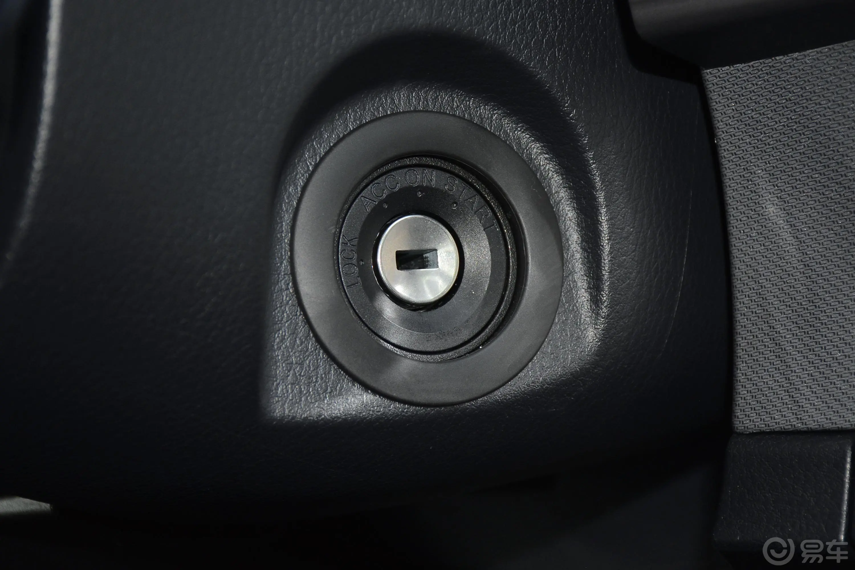 大通G102.0T 自动精英版 汽油 9座钥匙孔或一键启动按键