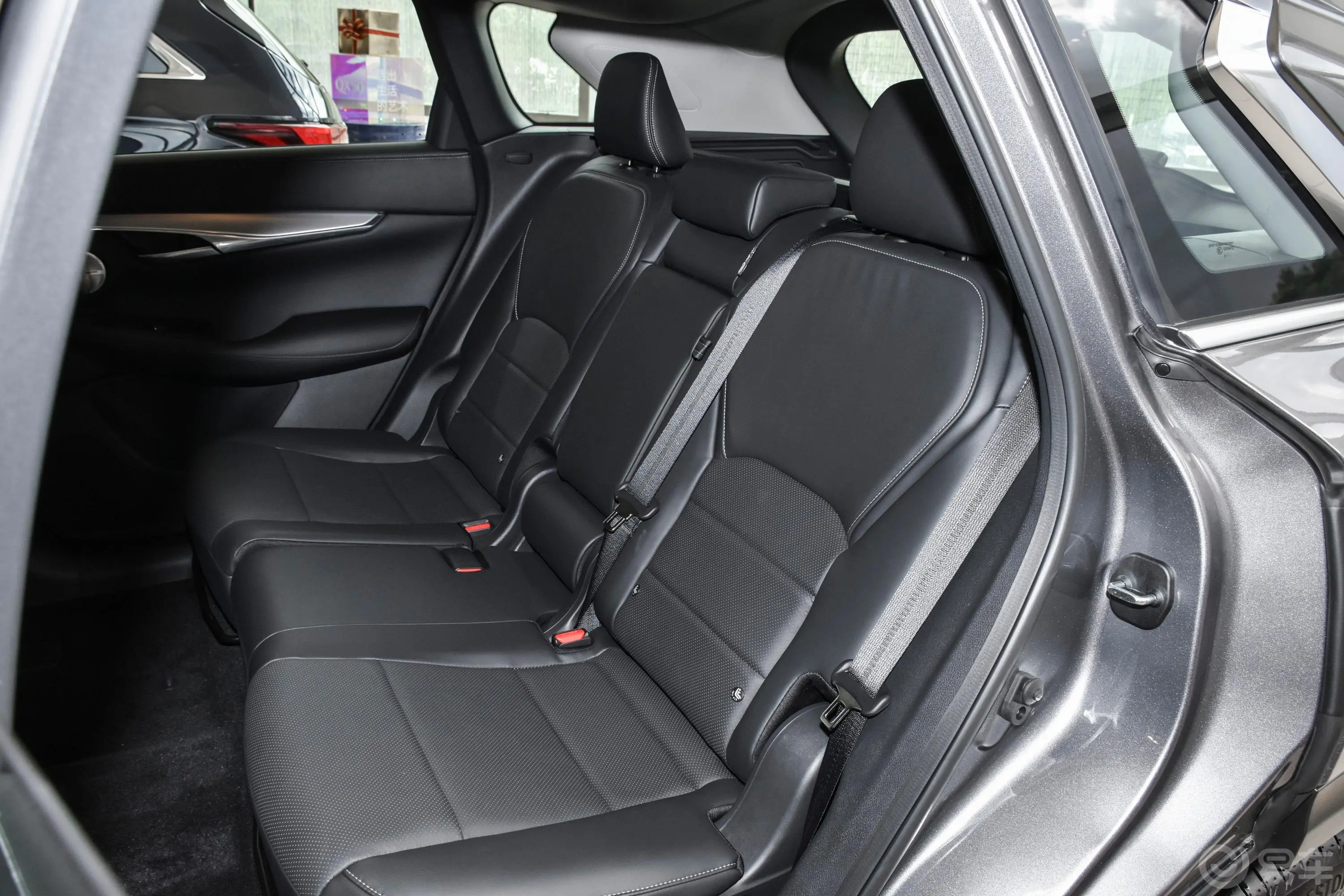 英菲尼迪QX50改款 2.0T 四驱 豪华版后排座椅