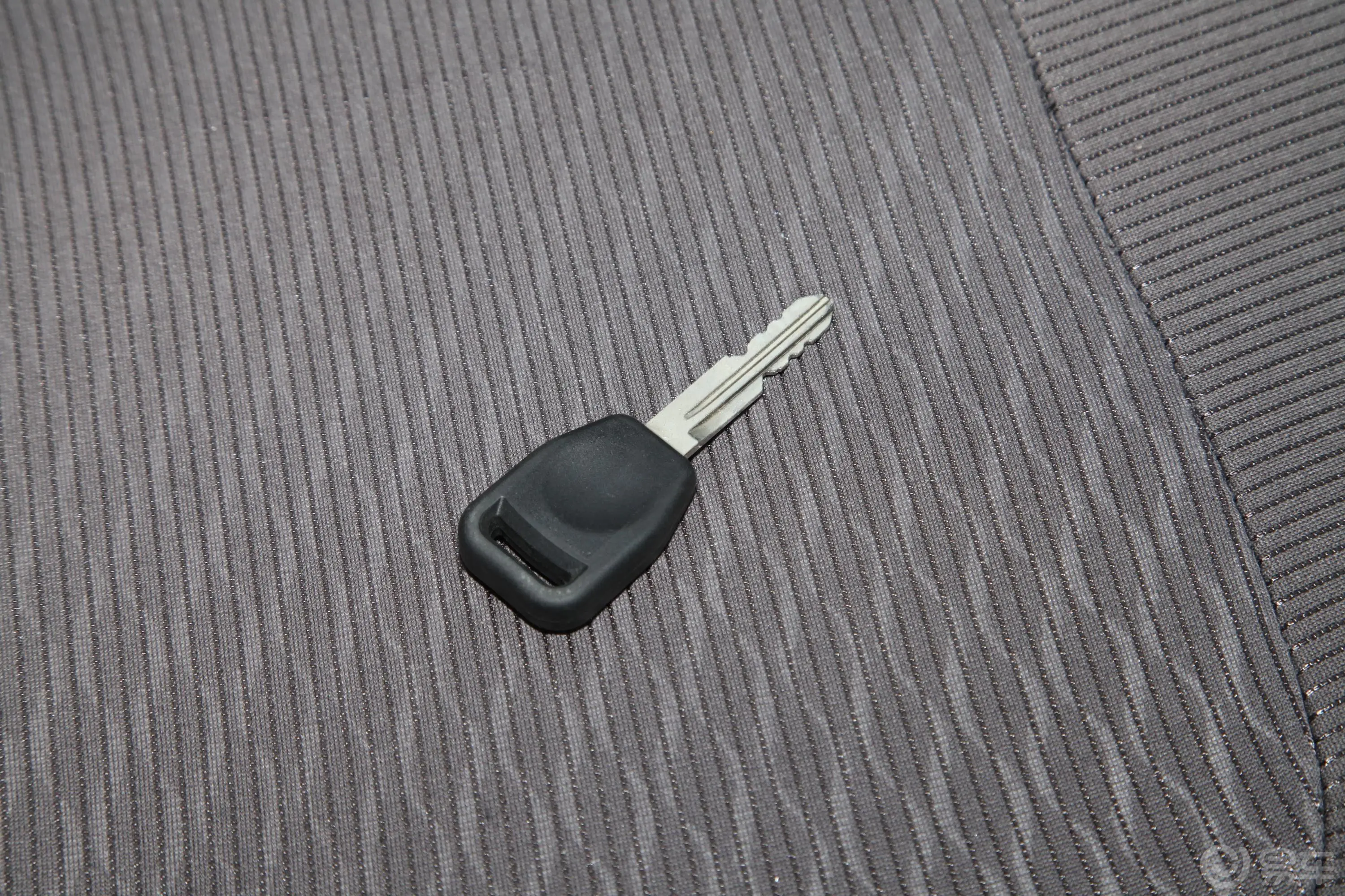 赛菱F3-1系列 1.5L 手动 单排双后轮 厢式微卡钥匙正面
