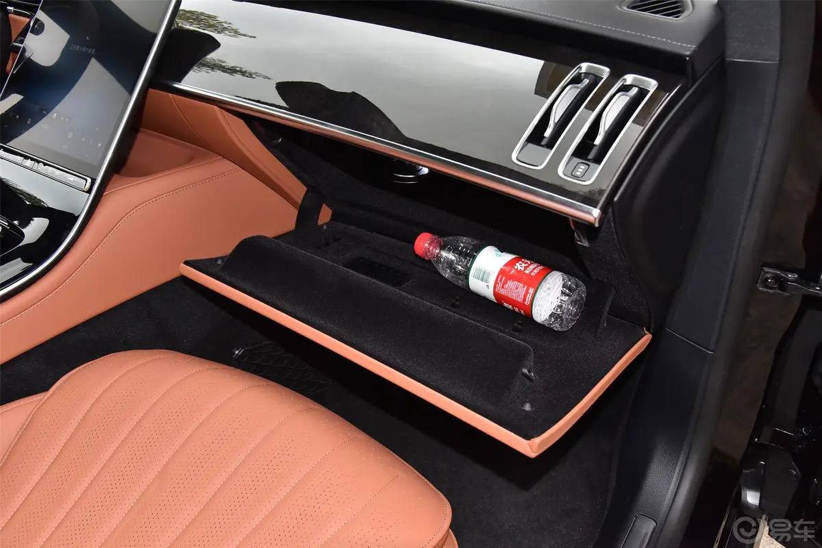 奔驰S级改款 S 400 L 豪华型手套箱空间水瓶横置