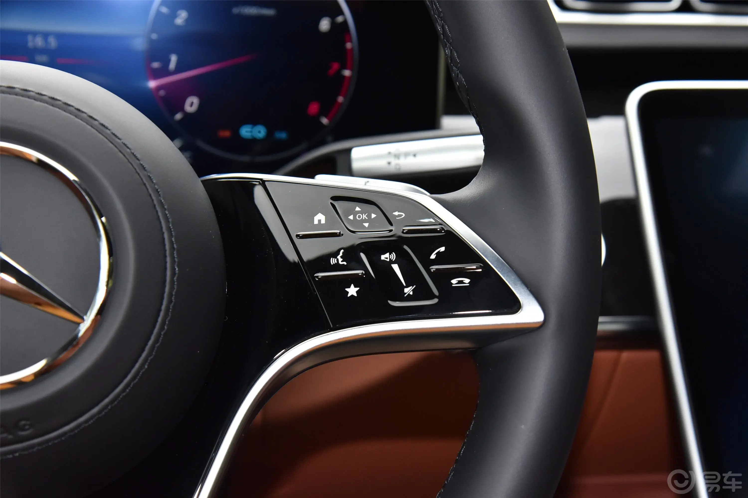 奔驰S级改款 S 400 L 豪华型右侧方向盘功能按键
