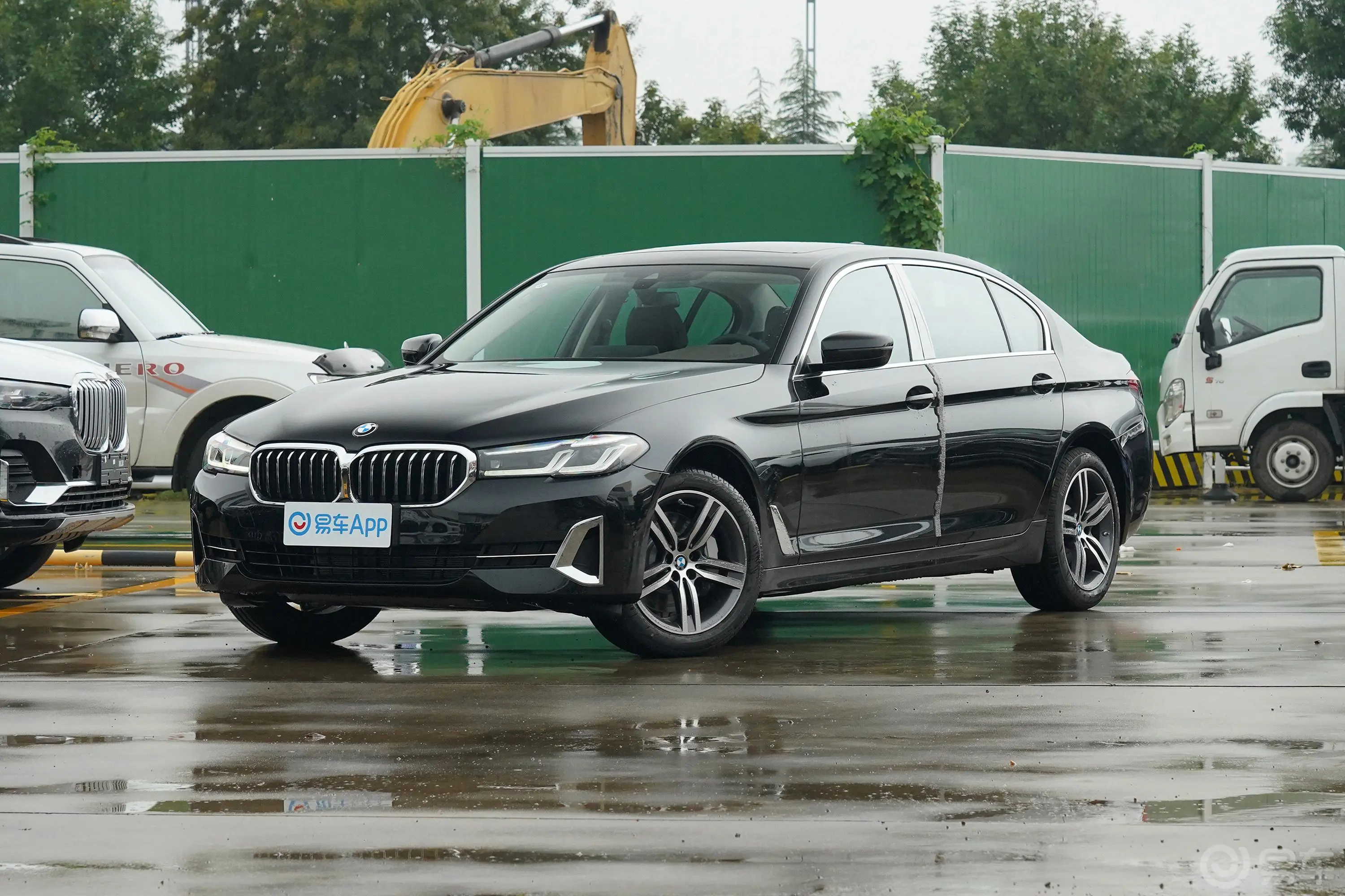 宝马5系530Li xDrive 豪华套装侧前45度车头向左水平