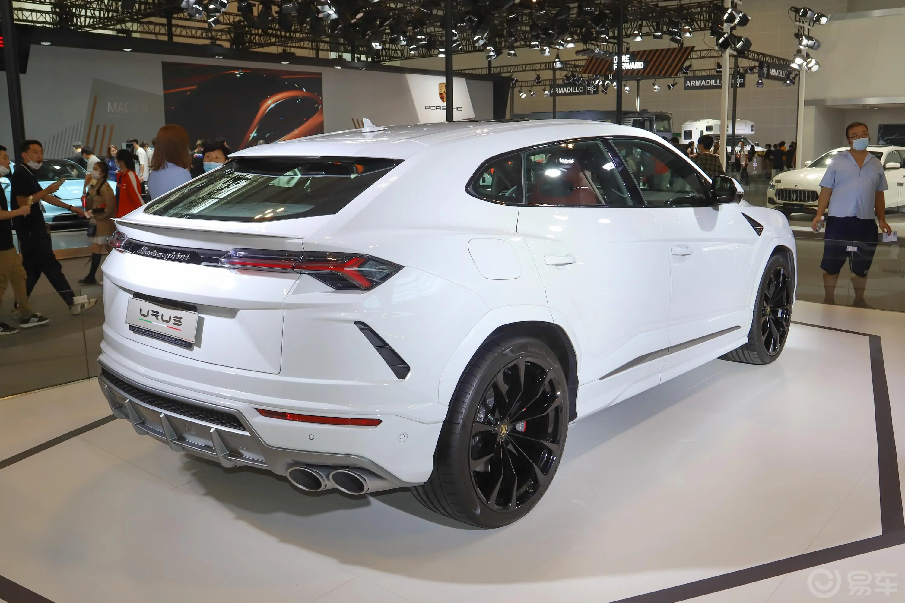 Urus4.0T V8侧后45度车头向右水平