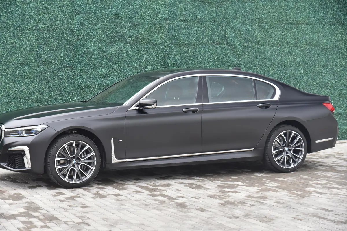 宝马7系740Li xDrive 行政型 M运动套装外观