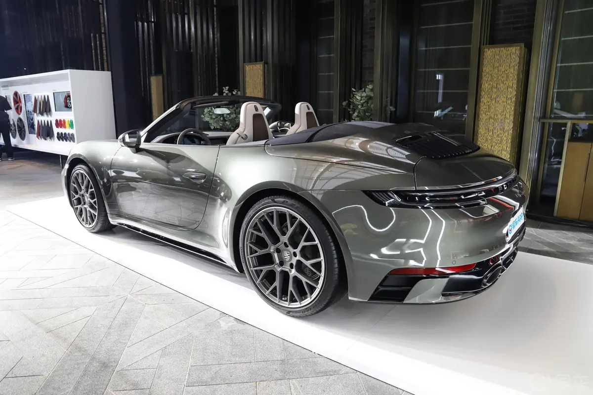 保时捷911Carrera Cabriolet 3.0T侧后45度车头向左水平